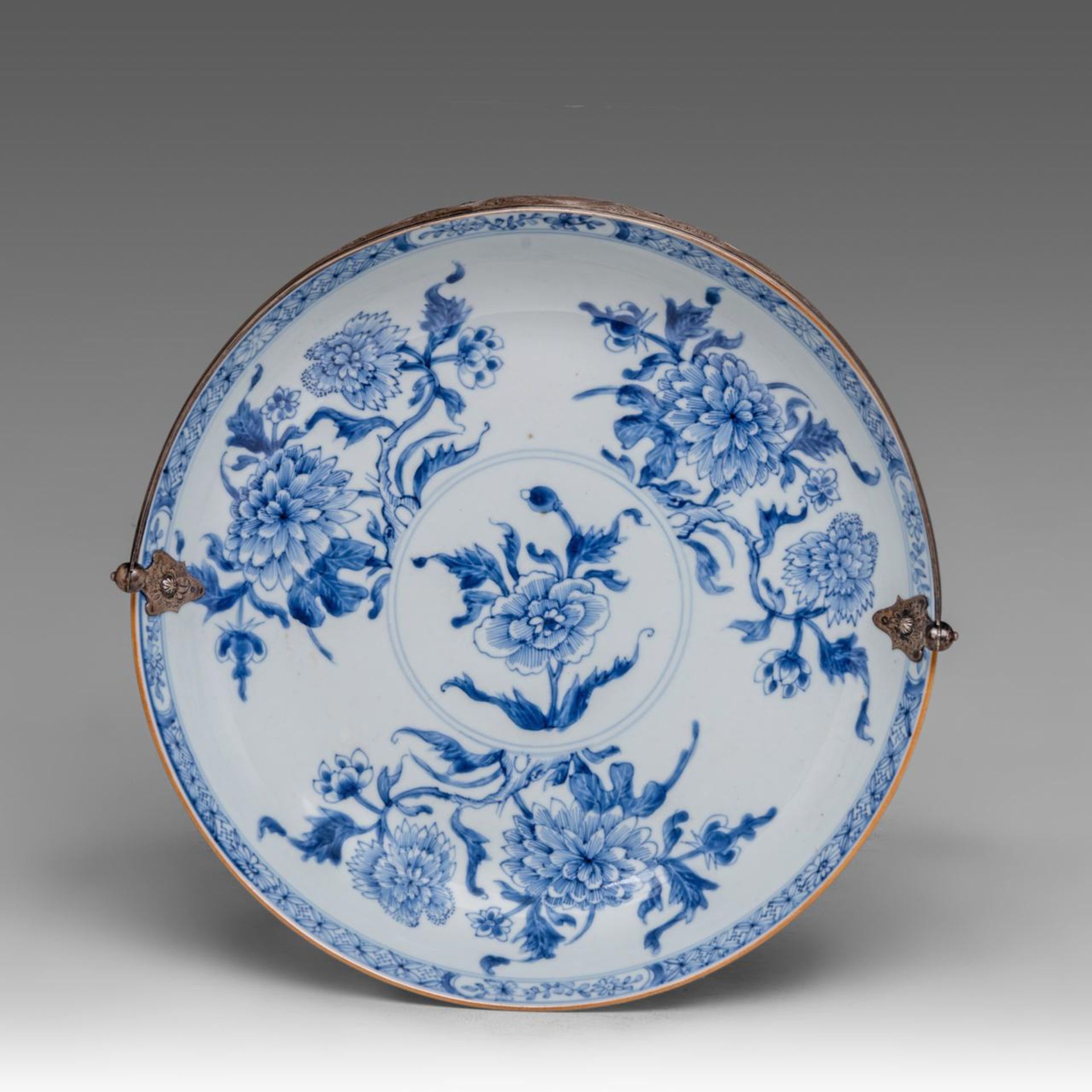 A collection of a Chinese famille rose and two blue and white export porcelain plates, 18thC, dia 27 - Bild 6 aus 9