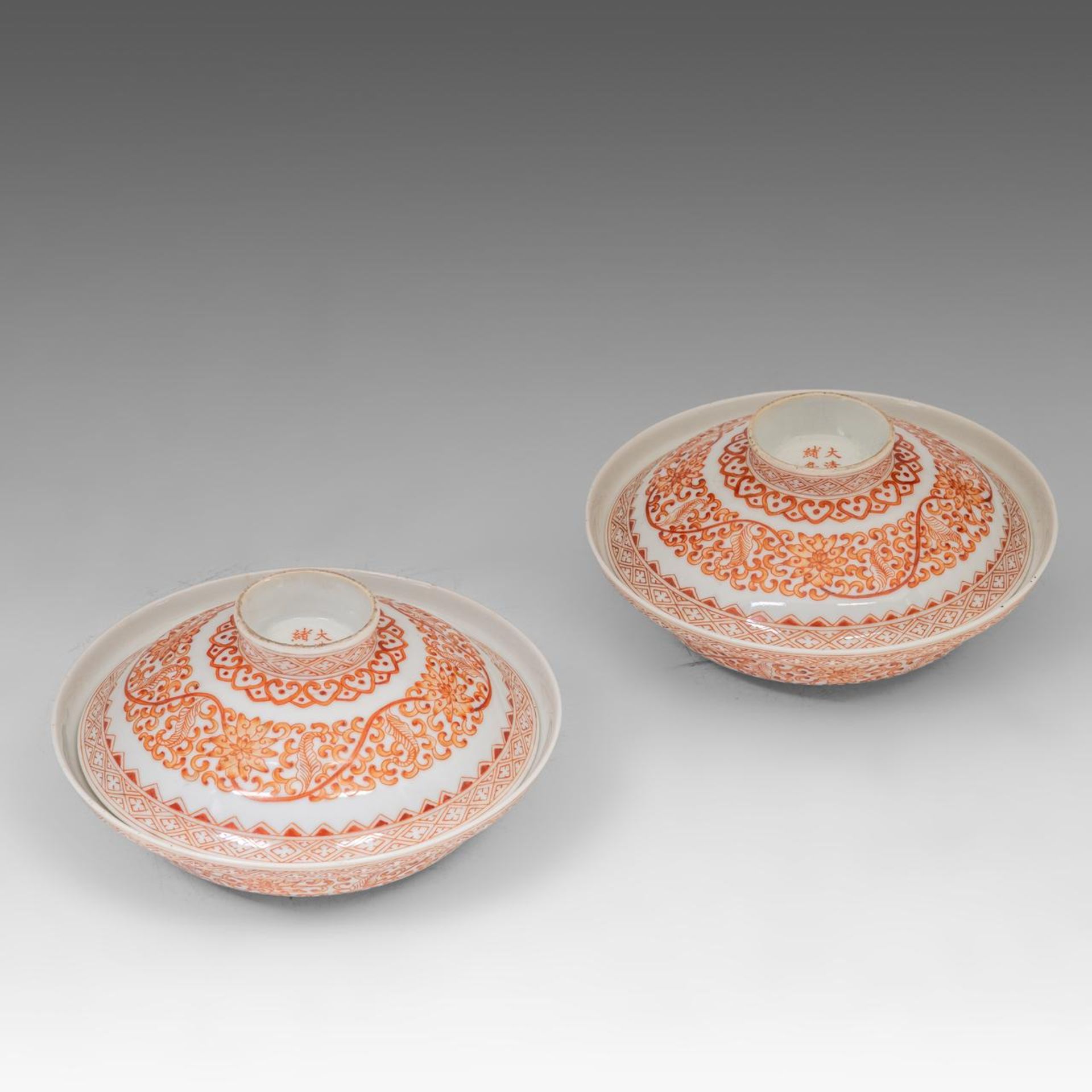 A pair of Chinese iron-red 'Lotus Scroll' lidded serving bowls, marked Guangxu and of the period, di - Bild 10 aus 10