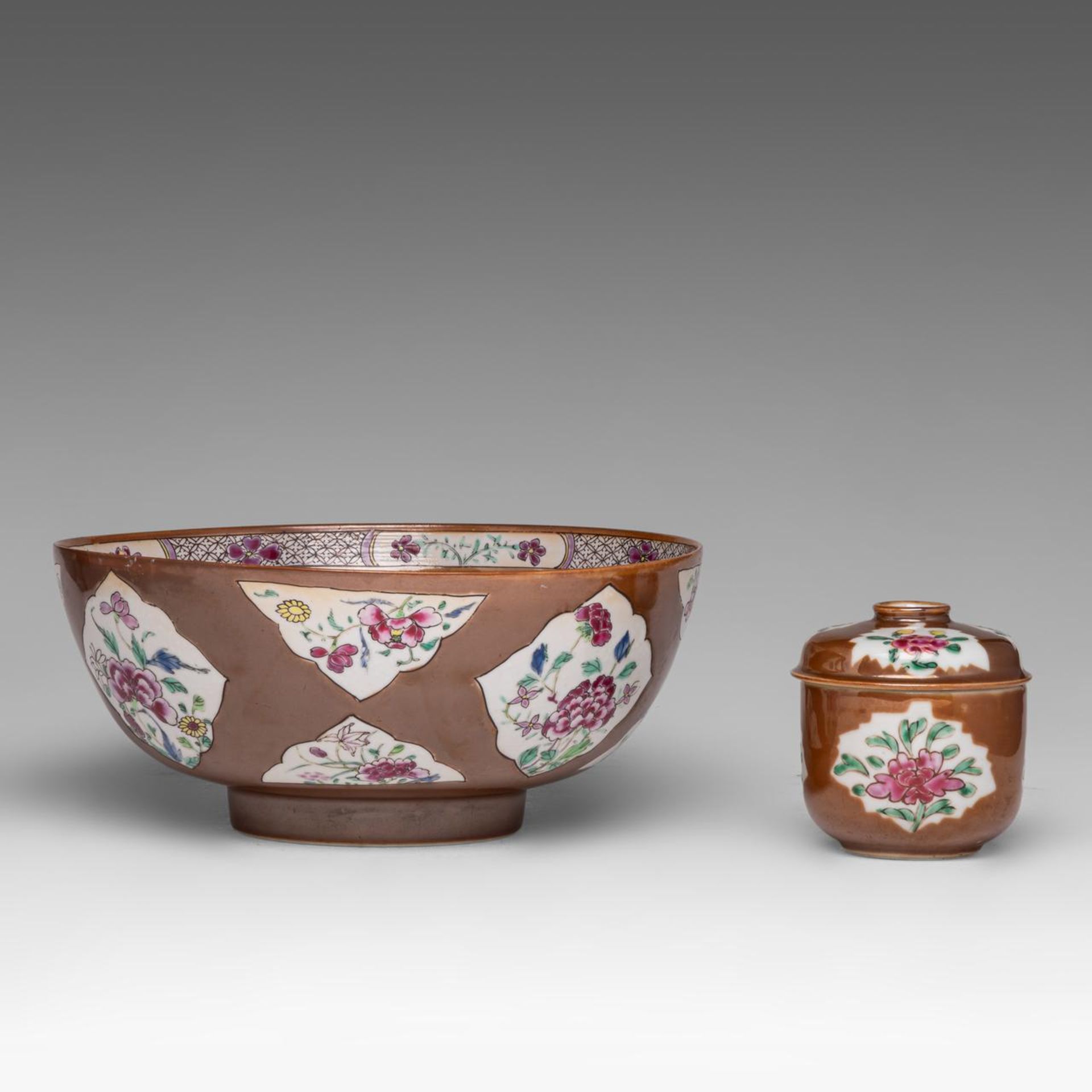 A small collection of Chinese famille rose, blue and white, and Imari export porcelain ware, 18thC, - Bild 12 aus 25