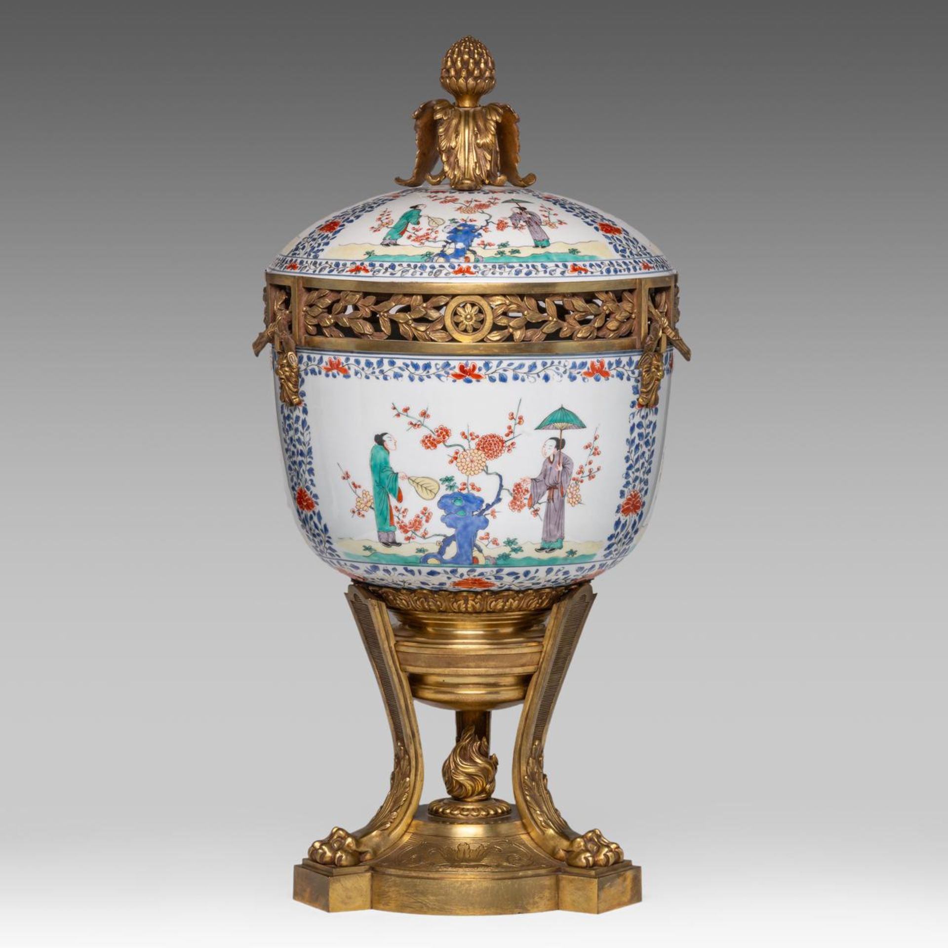 A Kakiemon-style tureen and cover, impressively mounted, late 18thC, total H 66 cm - Bild 5 aus 9