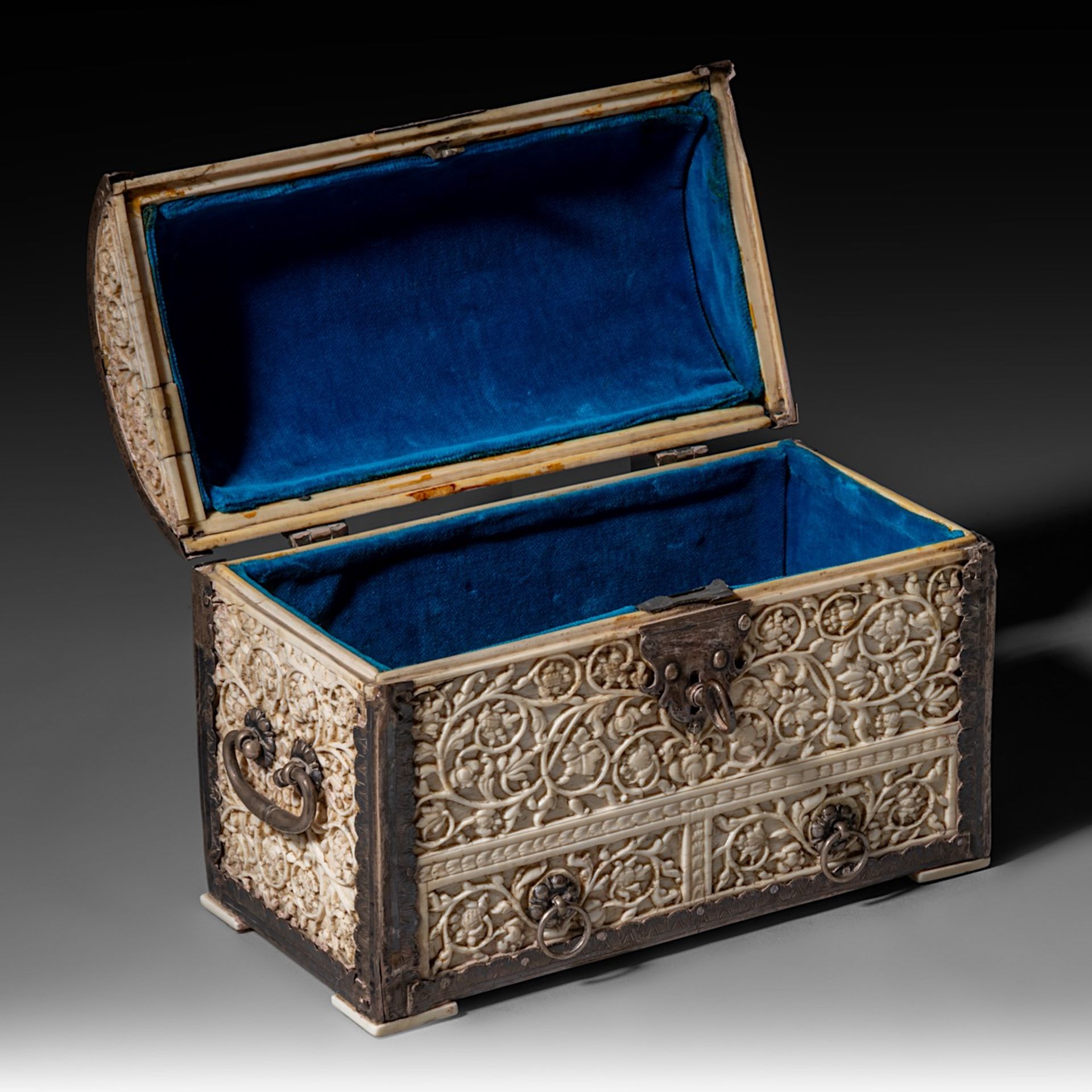 A 17th/18th-century Sinhalese (Sri Lanka) ivory jewelry casket, H 13,5 - W 19,3 - D 10,1 cm / total - Image 2 of 11