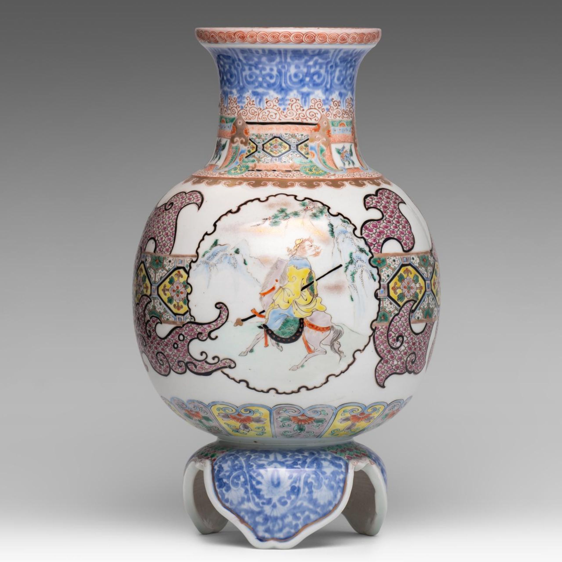 A Japanese Imari 'Figural' vase, raised on a tripod, late Meiji, Total H 34,5 cm - Bild 3 aus 6