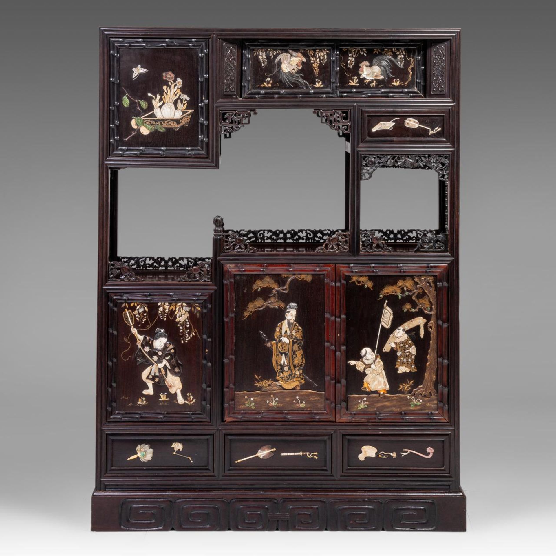 A Japanese hardwood display cabinet with Shibayama inlay, Meiji period, H 156,5 cm - W 114 cm - D 39
