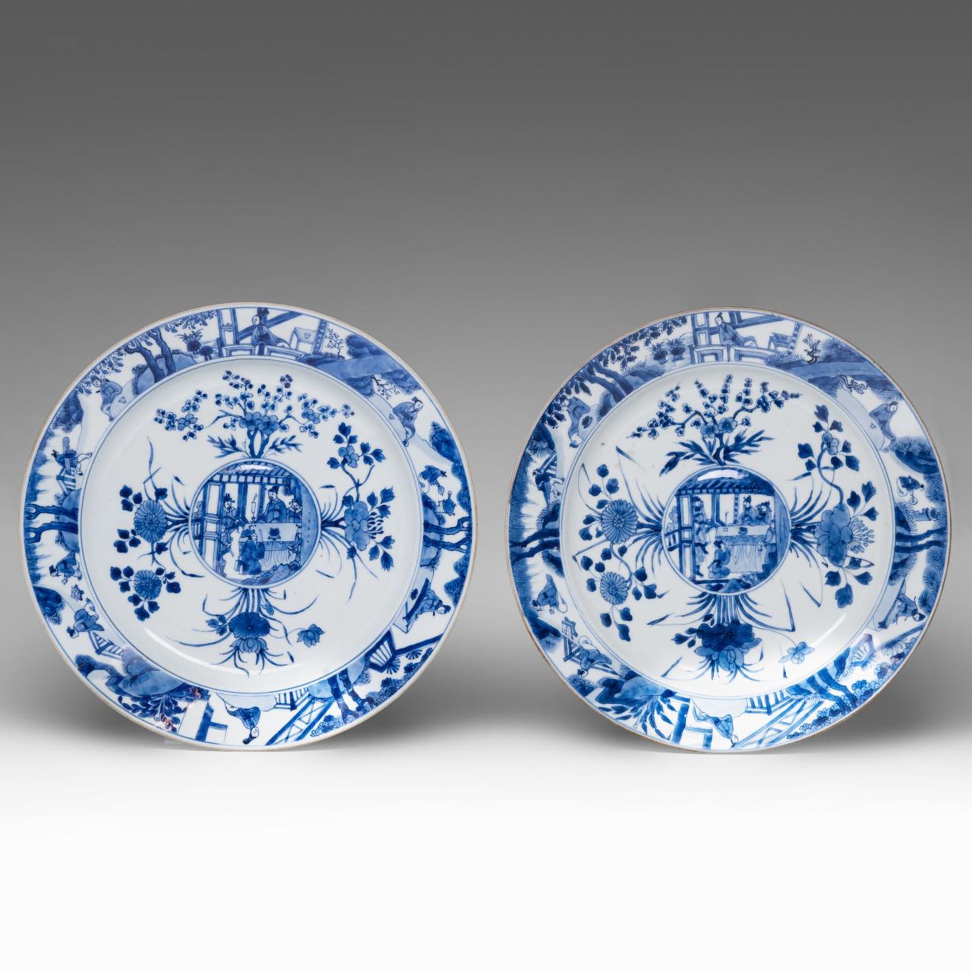 A pair of fine Chinese blue and white 'Figural' large plates, Kangxi period, dia 32 cm