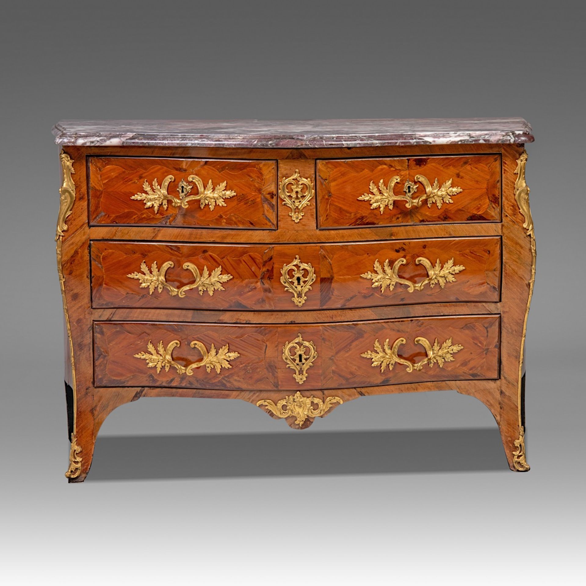 A commode a la Regence with a marble top and gilt bronze mounts, early 18thC, H 88 - W 128 - D 60 cm - Image 6 of 10