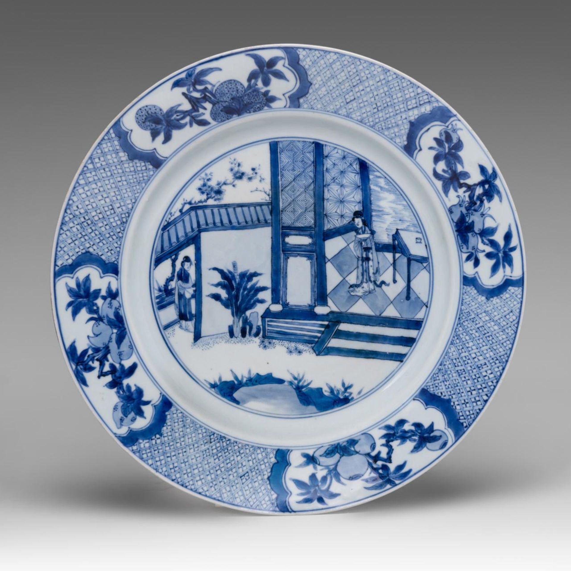A Chinese Kangxi blue and white 'Beauties on a terrace' plate, dia 33,5 cm
