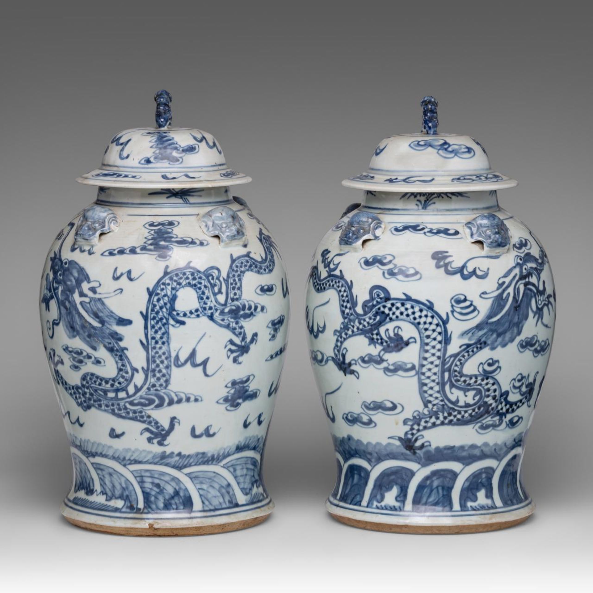 A pair of Chinese blue and white 'Dragons' covered jars, 18thC/19thC, H 45 cm - Bild 2 aus 8