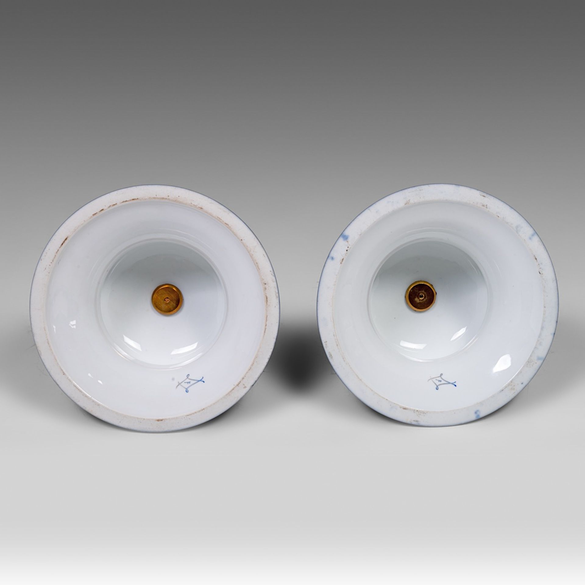 An imposing three-piece Sevres porcelain garniture set, H 53,5 - 72,5 cm - Bild 14 aus 22