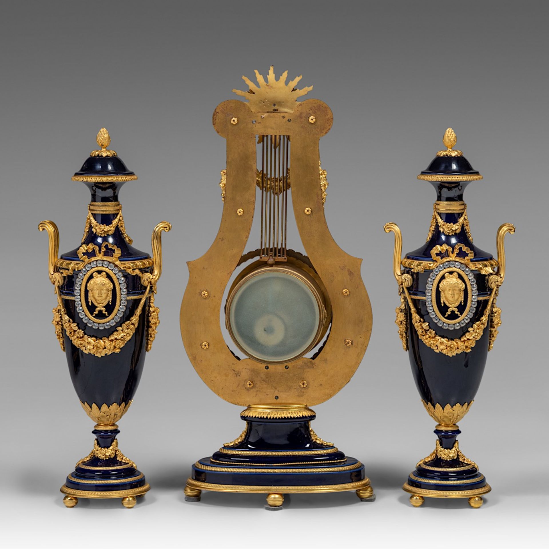 A fine Neoclassical three-piece cobalt blue porcelain and gilt bronze mounted clock set, H 55 - 65 c - Bild 3 aus 16