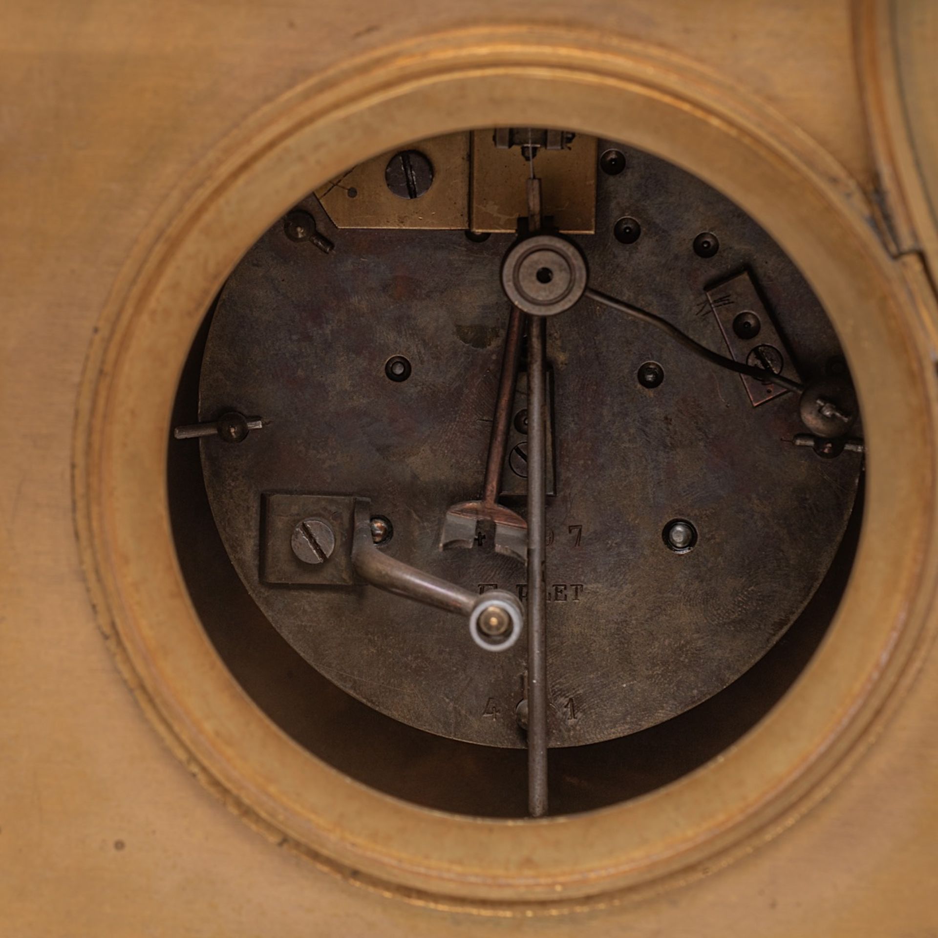 A fine Belle Epoque three-piece gilt bronze and Sevres porcelain mantle clock, H 33,5 - 52 cm - Bild 7 aus 7