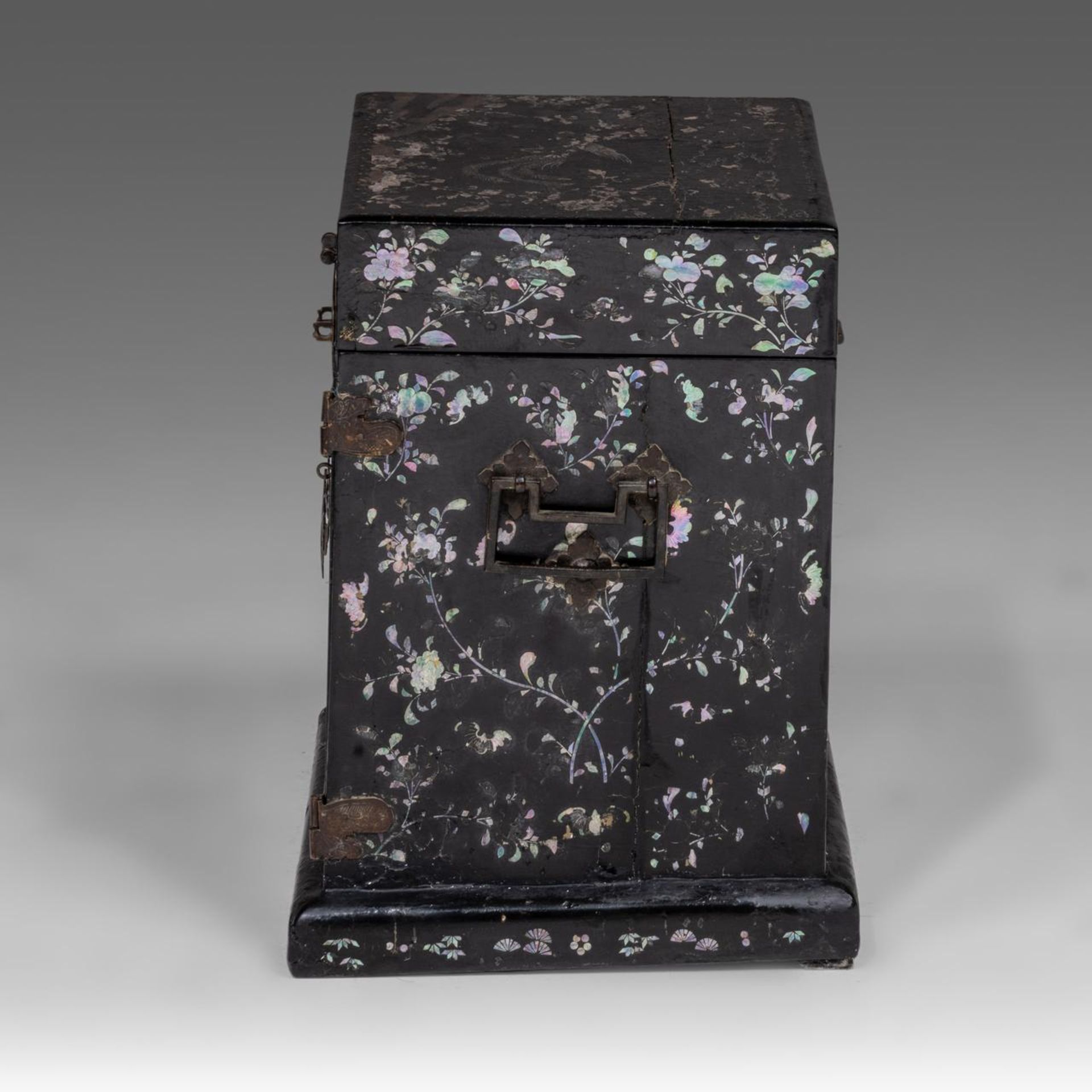 A Chinese lac burgaute travelling writing box or table cabinet, 17thC/18thC, H 31 - 28,5 x 21 cm - Image 5 of 7