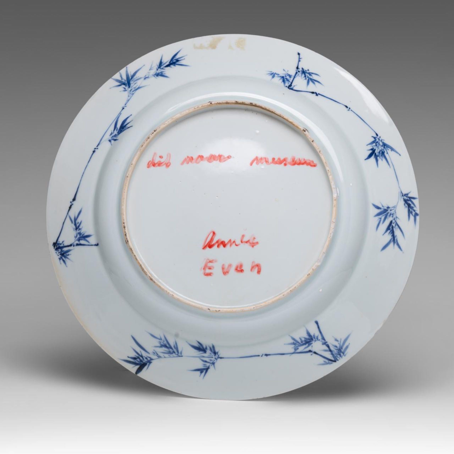 A Chinese Kangxi blue and white 'Beauties on a terrace' plate, dia 33,5 cm - Image 2 of 2
