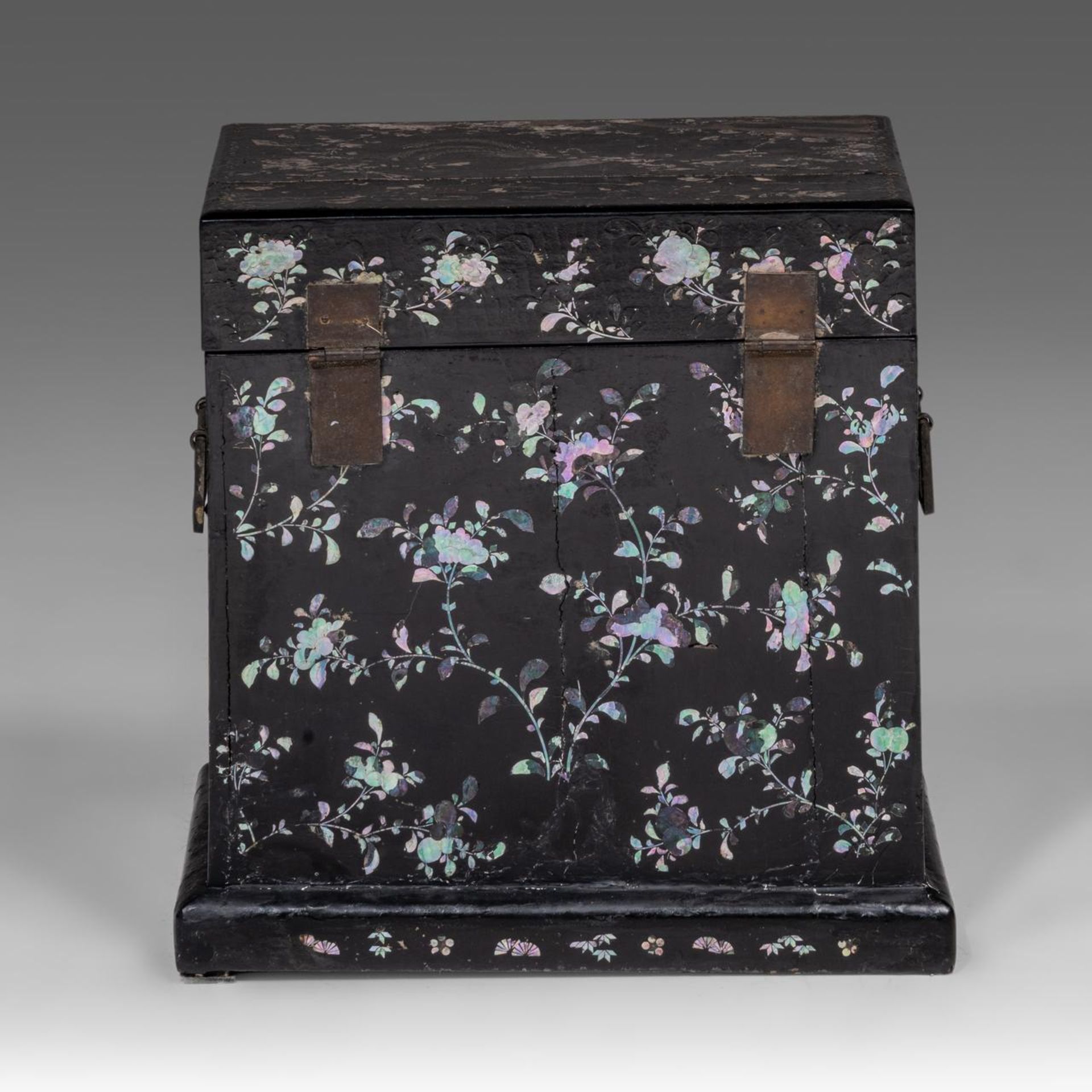A Chinese lac burgaute travelling writing box or table cabinet, 17thC/18thC, H 31 - 28,5 x 21 cm - Image 6 of 7