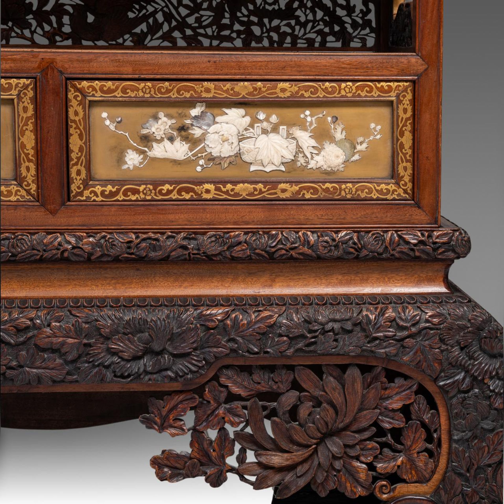 A Japanese Meiji Shodona, with exotic hardwood, gold lacquer and Shibayama inlay, H 231 - W 145 - D - Bild 13 aus 13