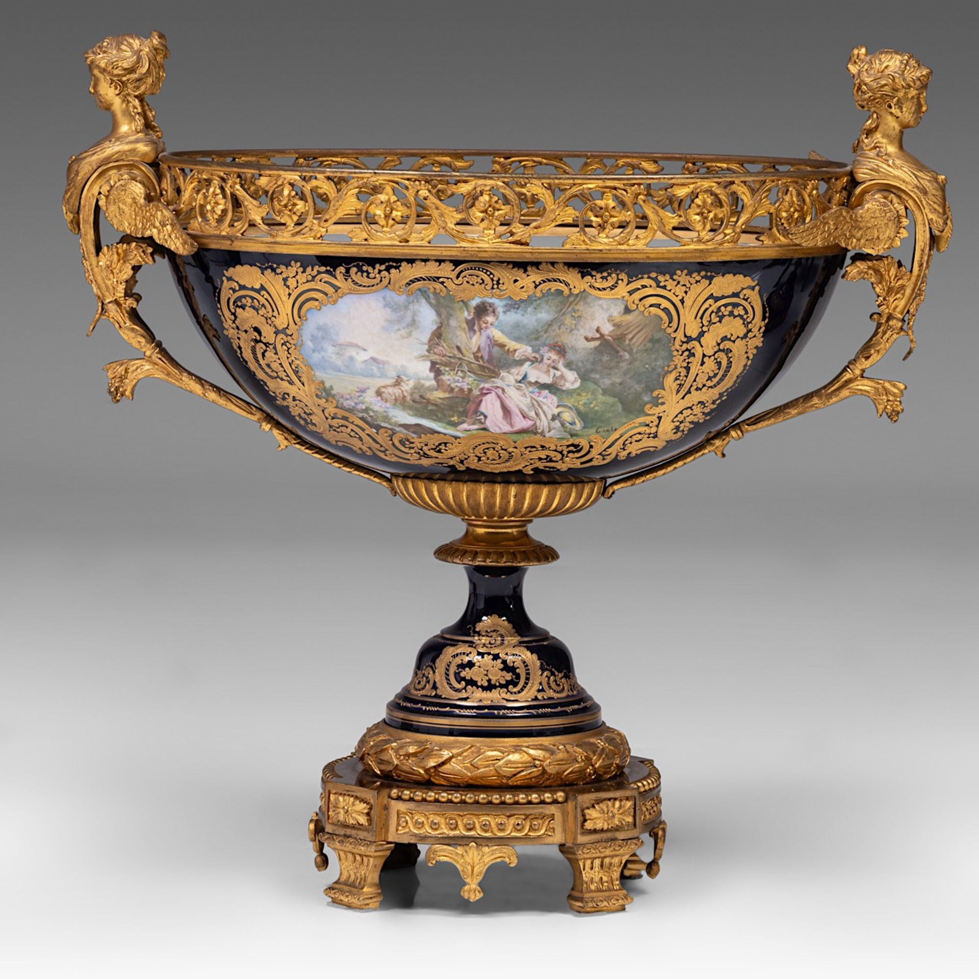 An imposing three-piece Sevres porcelain garniture set, H 53,5 - 72,5 cm - Bild 8 aus 22