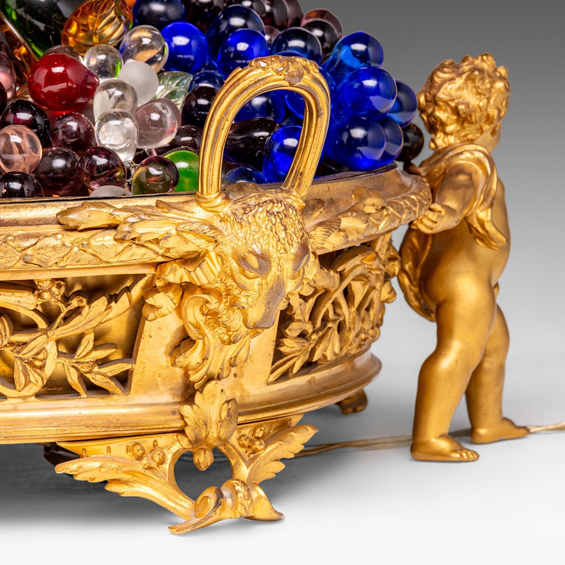 A Neoclassical gilt bronze and glass 'piece de milieu' fruit basket table lamp, ca. 1900, H 20 - W 4 - Image 16 of 16