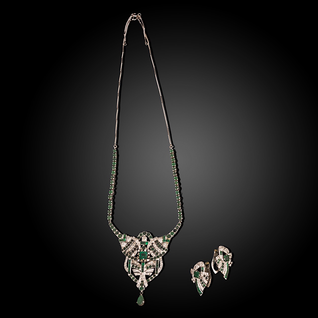 An exceptional, and very elegant 18ct white gold three-piece Art Deco style jewelry set - Image 3 of 4
