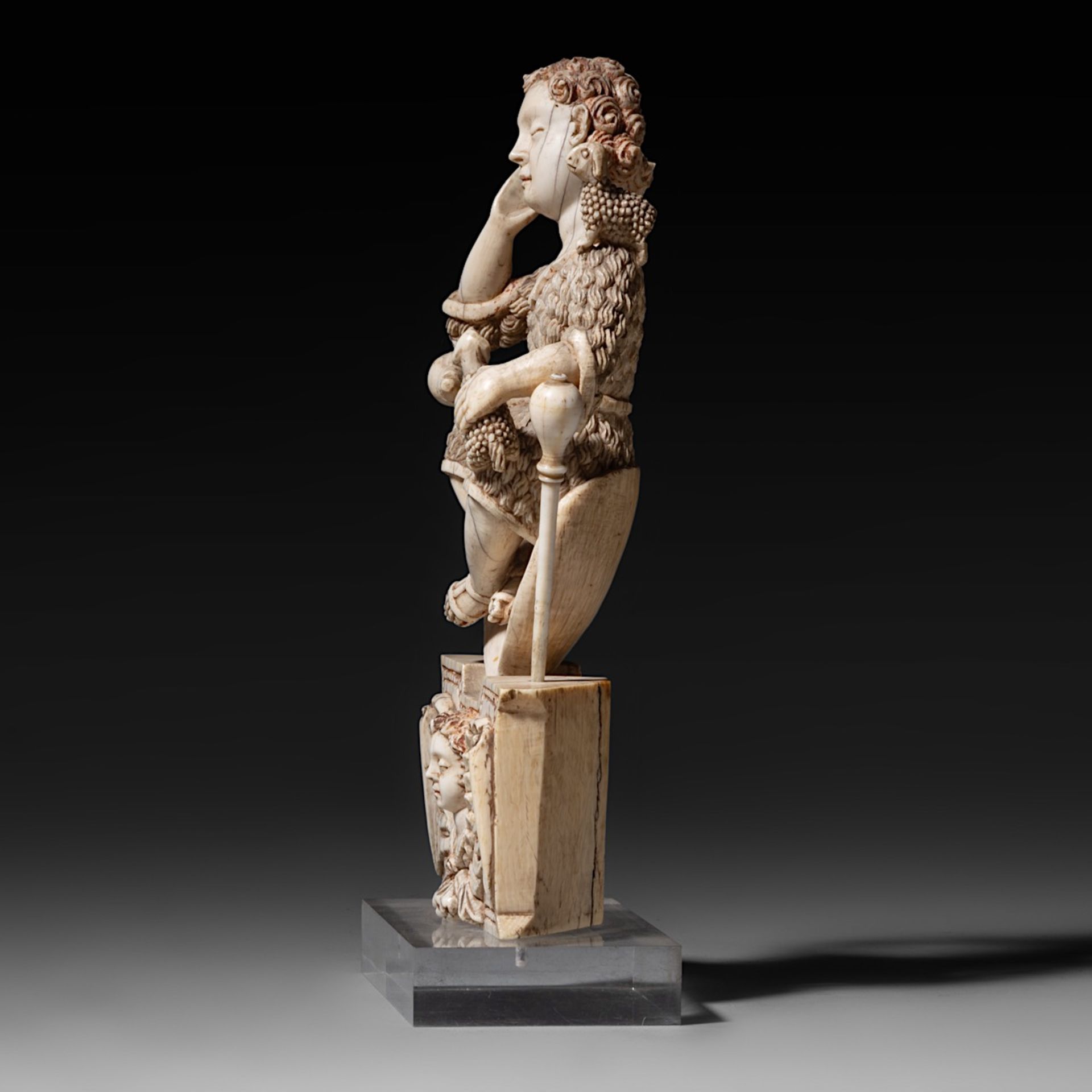 A large 17th-18thC Goa ivory carving of Christ represented as the Good Shepherd, ivory H 22,5 cm - t - Image 4 of 8