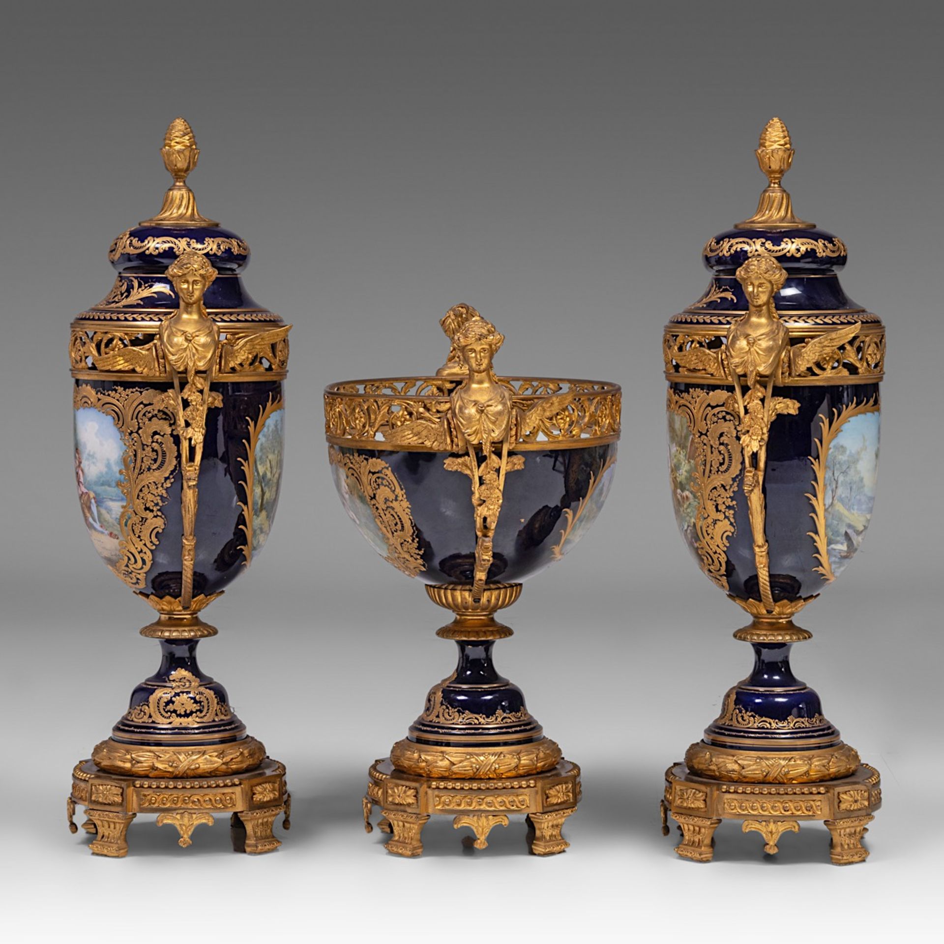 An imposing three-piece Sevres porcelain garniture set, H 53,5 - 72,5 cm - Bild 4 aus 22