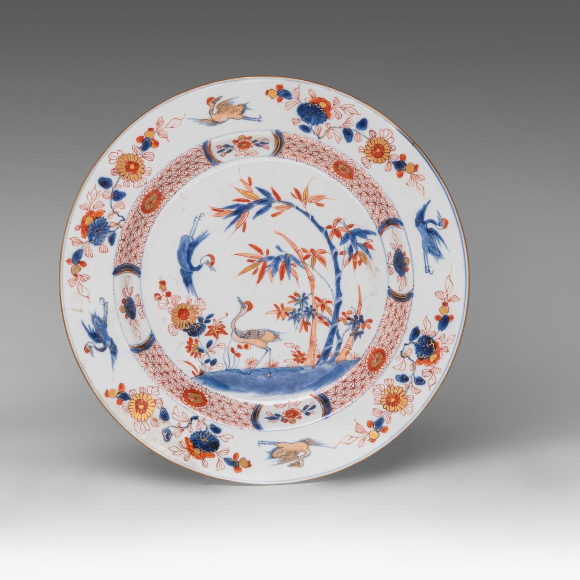 A Chinese Imari 'Flower garden' charger and plate, 18thC, dia 31,5 - 38,5 cm - Bild 4 aus 5