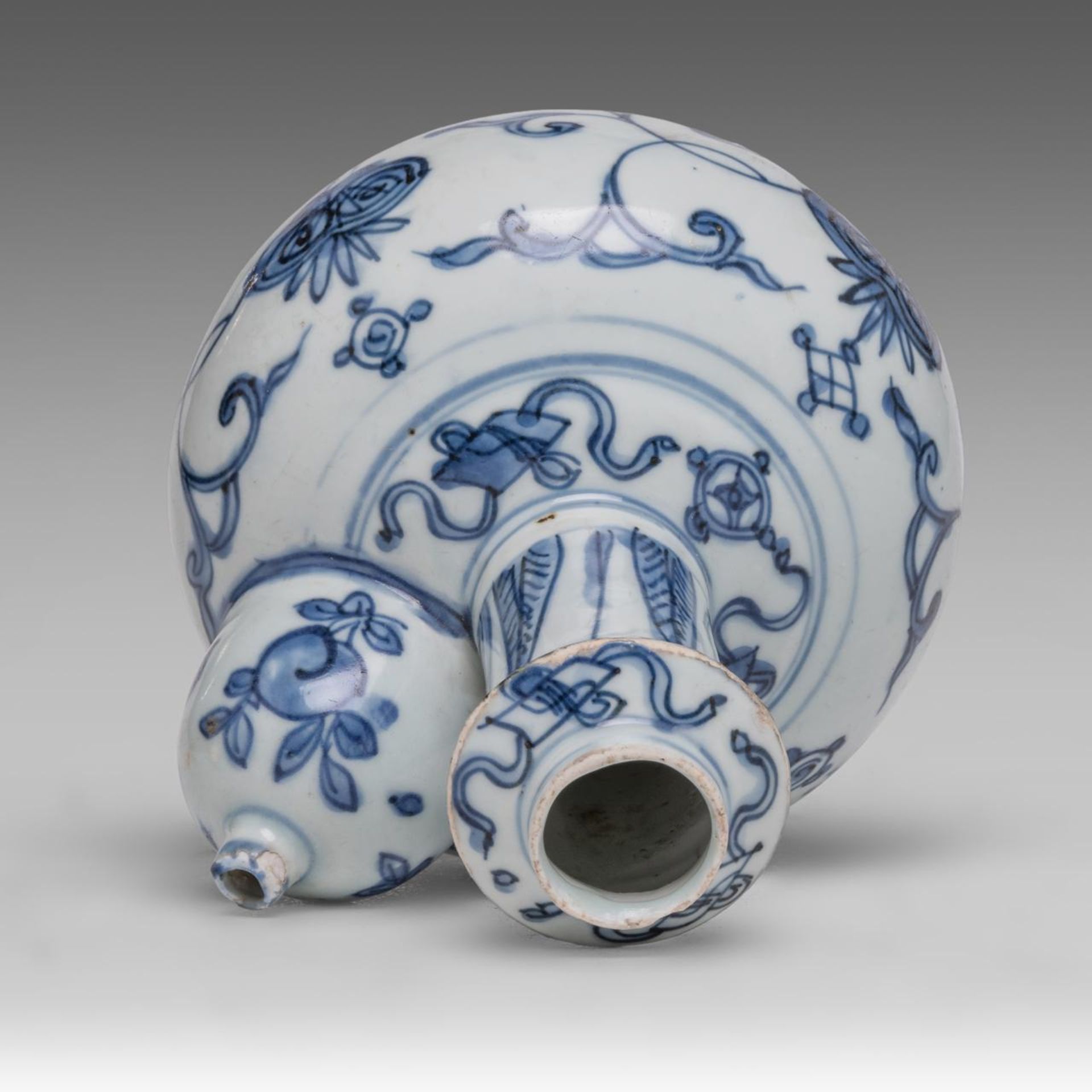 A Chinese blue and white 'Pomegranate' kendi jug, Ming dynasty, H 18 cm - Image 5 of 6