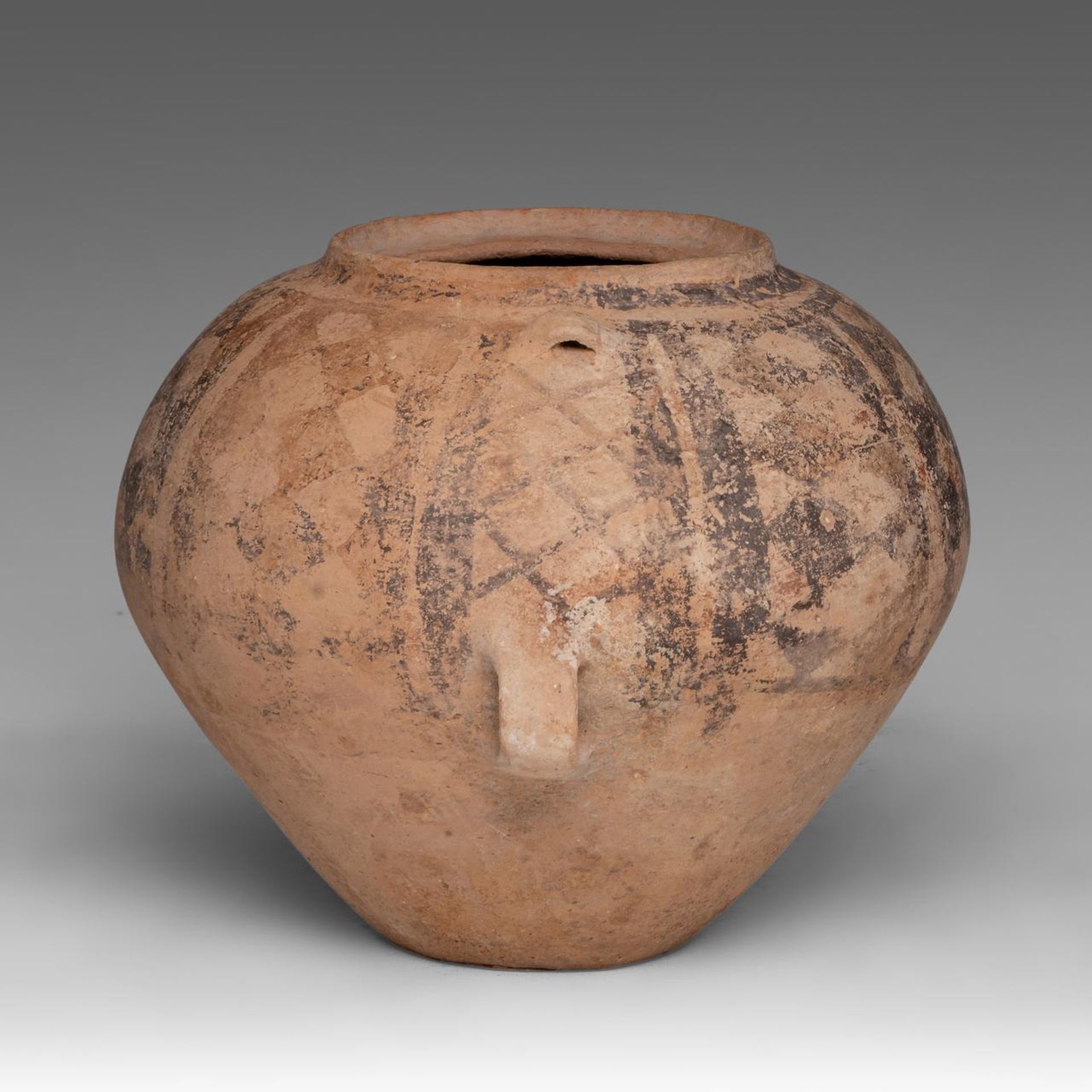 A Chinese Neolithic Yangshao/Majiayao culture painted pottery jar, Banshan-type, H 22 cm - Bild 2 aus 6