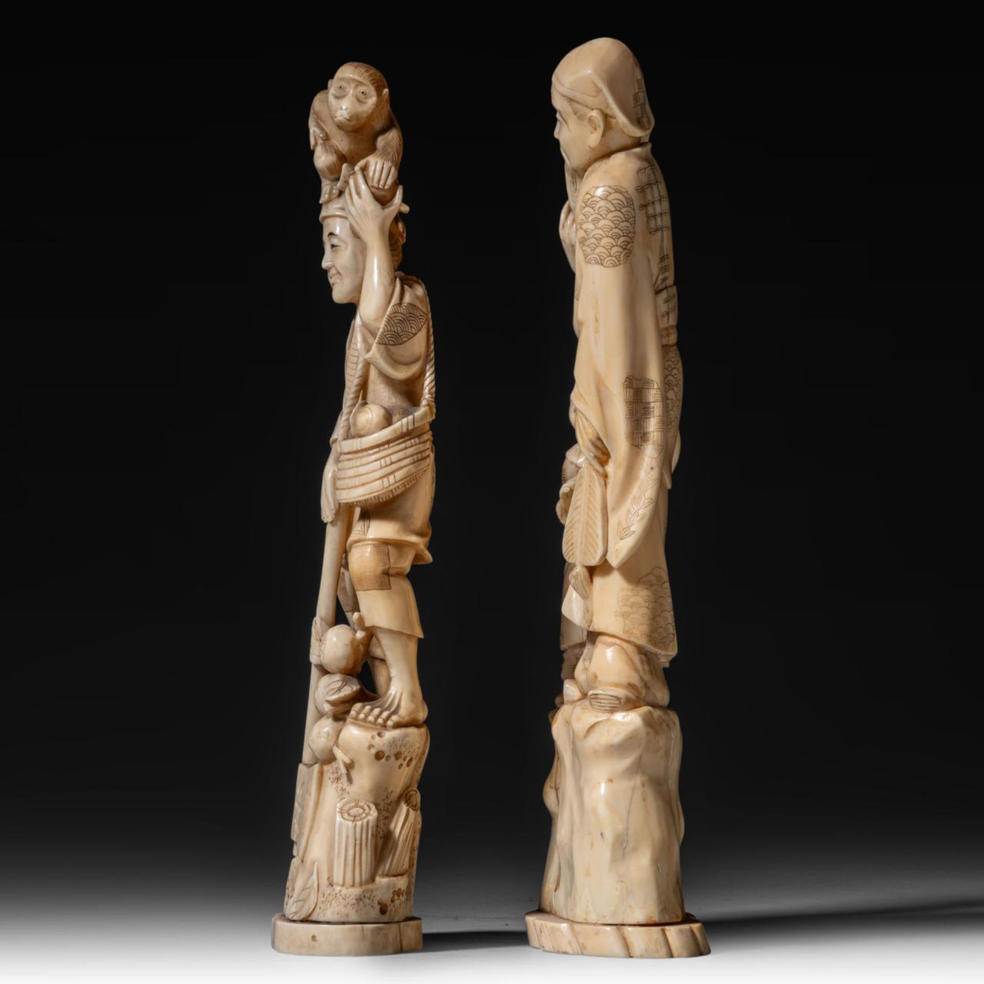 Two Japanese walrus ivory figures, Taisho, H 25,3 - 25,8 cm / 358 - 567 g - Image 3 of 9