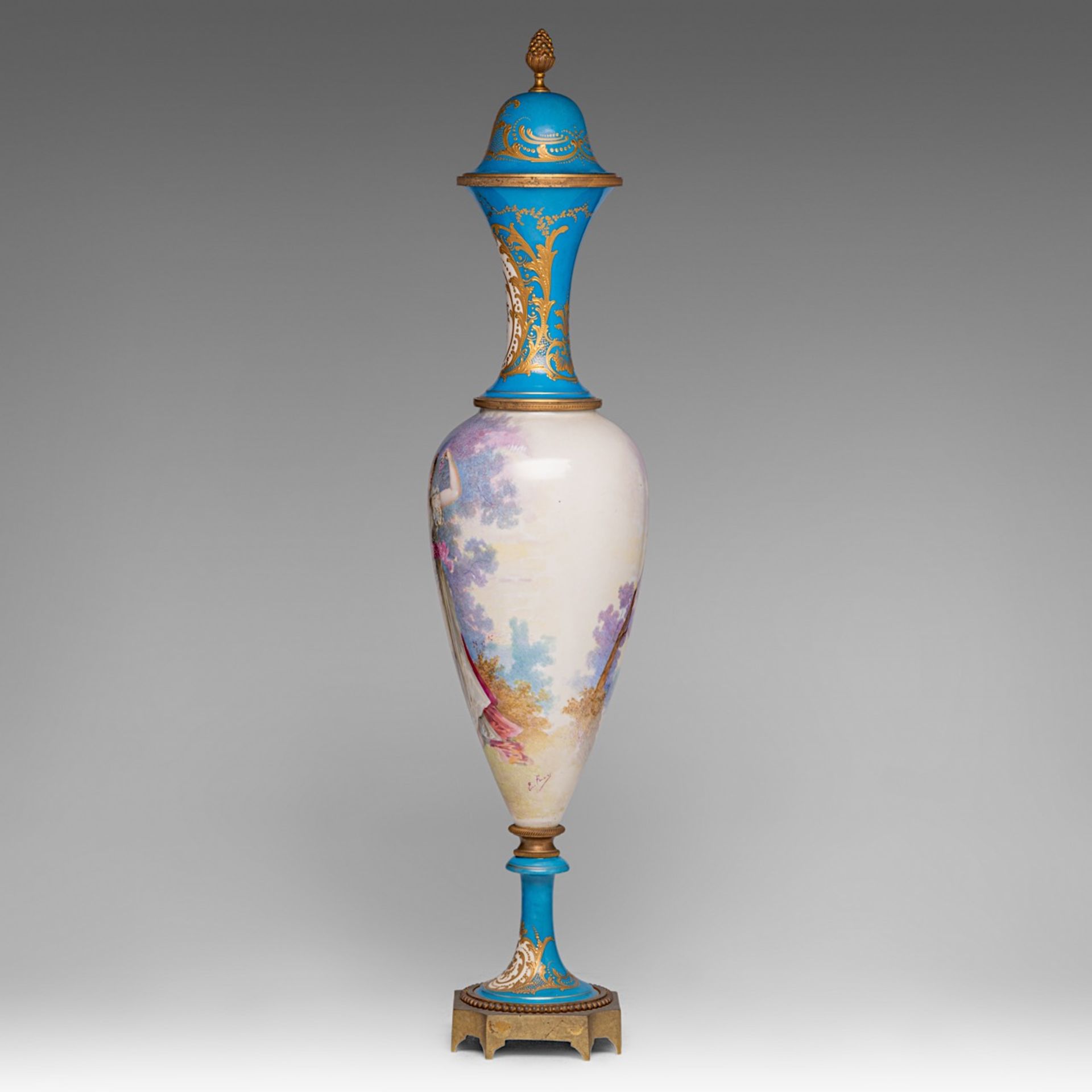 A fine oblong-shaped bleu Celeste ground Sevres vase, with hand-painted decoration of a beauty holdi - Bild 2 aus 8
