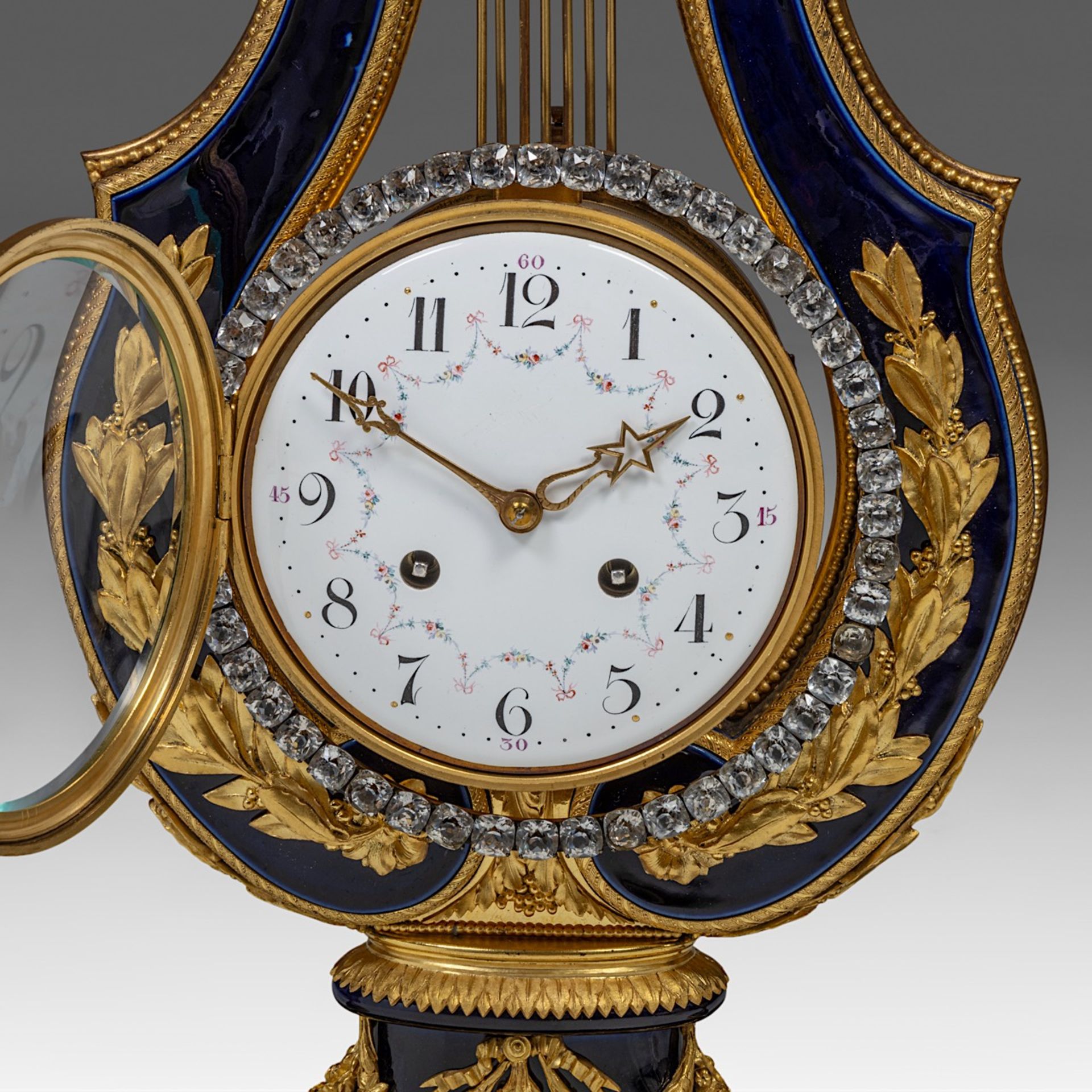 A fine Neoclassical three-piece cobalt blue porcelain and gilt bronze mounted clock set, H 55 - 65 c - Bild 14 aus 16