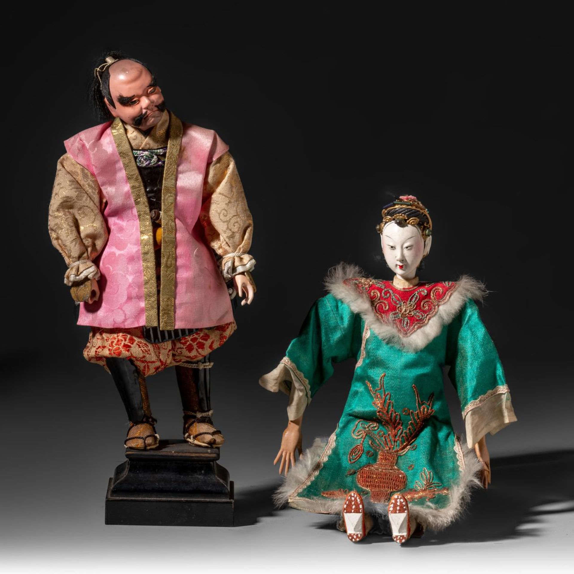A collection of five Isho Ningyo costume display dolls, Meiji/Taisho period, tallest H 27,5 cm - Image 6 of 9