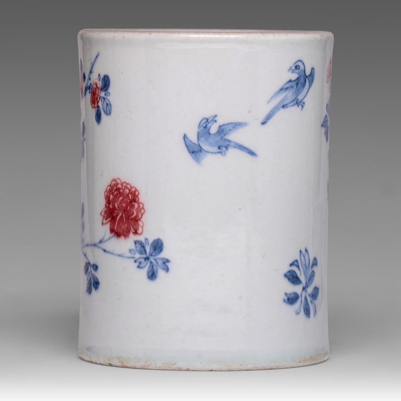 A Chinese blue and white and copper red 'Peony garden' brush pot, H 25,5 cm - Image 4 of 7