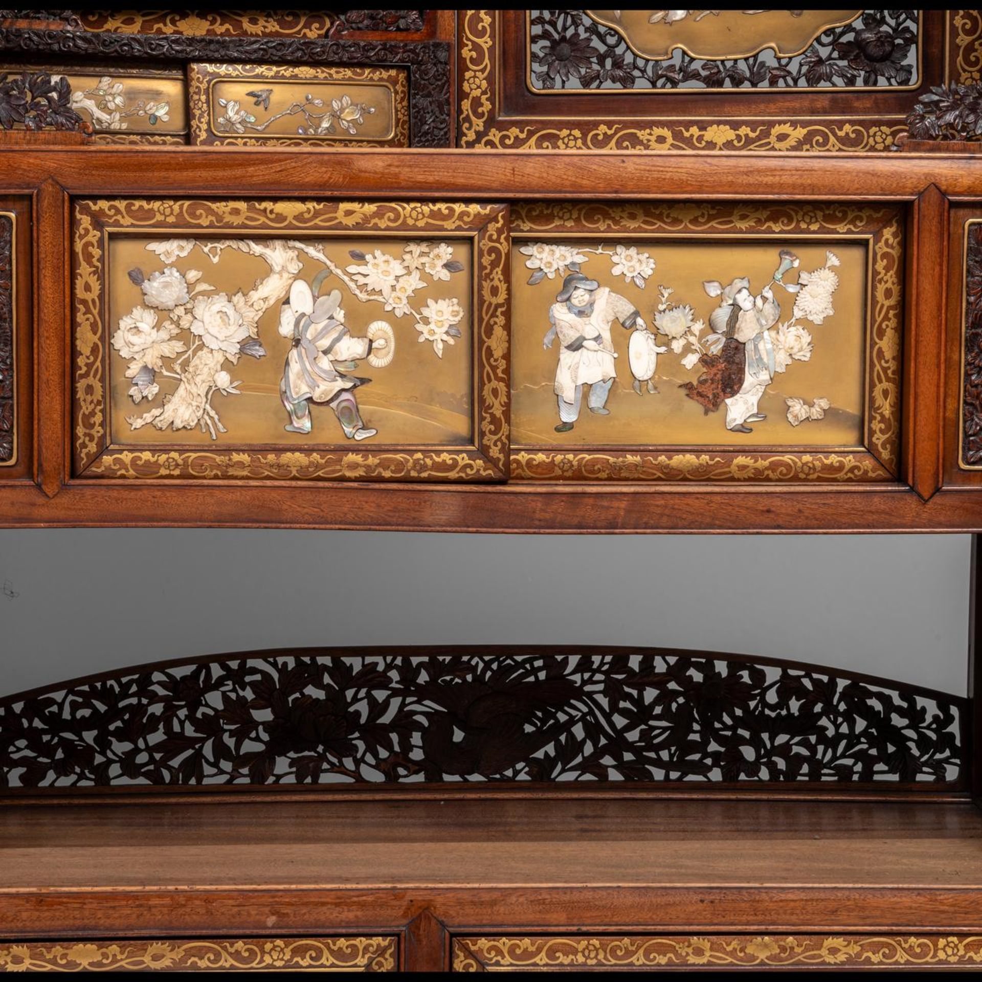 A Japanese Meiji Shodona, with exotic hardwood, gold lacquer and Shibayama inlay, H 231 - W 145 - D - Bild 10 aus 13