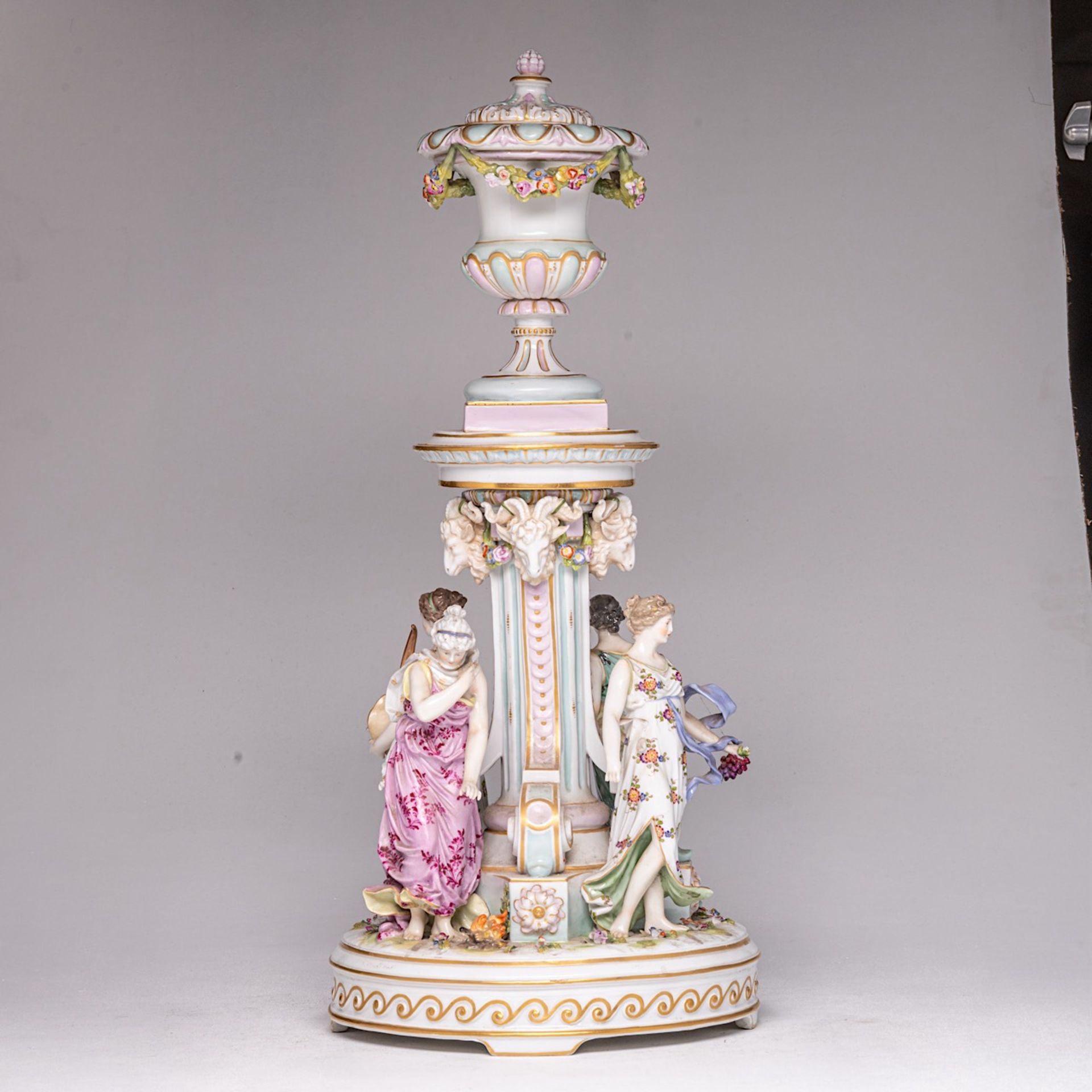 A fine polychrome decorated Volkstedt porcelain 'piece de milieu' represening the four seasons, mark - Bild 4 aus 8