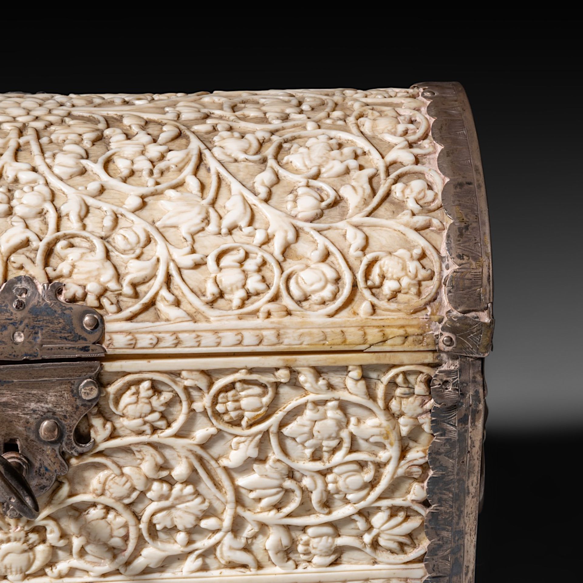 A 17th/18th-century Sinhalese (Sri Lanka) ivory jewelry casket, H 13,5 - W 19,3 - D 10,1 cm / total - Image 10 of 11