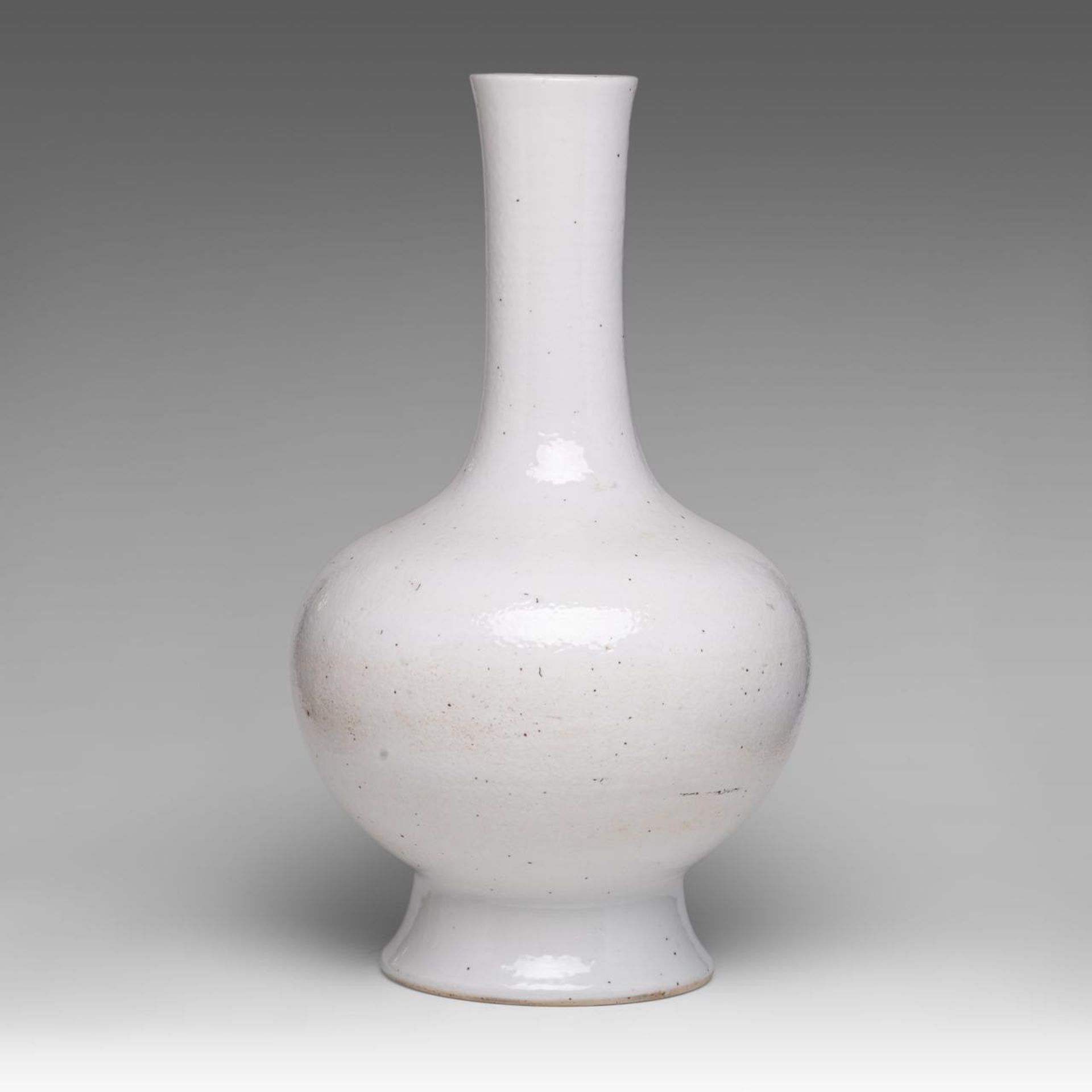 An impressive Chinese white porcelain bottle vase, Ming or later, H 57 cm - Bild 4 aus 6