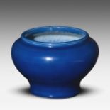A Chinese monochrome blue glazed jar, late 19thC/20thC, H 15,5 cm