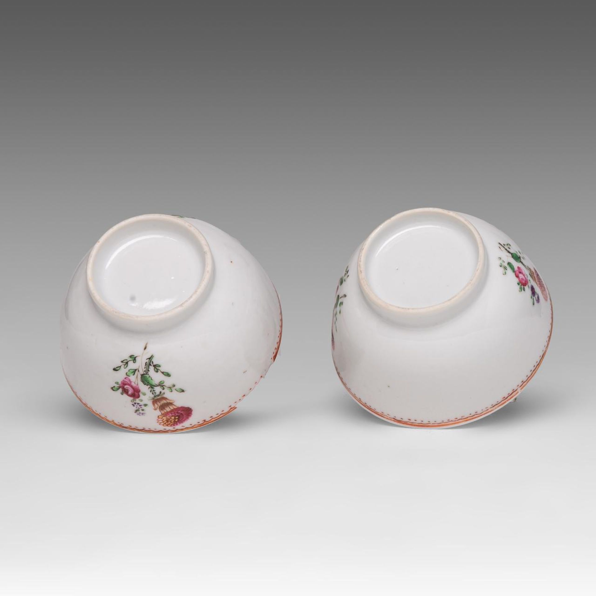 A small collection of Chinese famille rose, blue and white, and Imari export porcelain ware, 18thC, - Bild 25 aus 25
