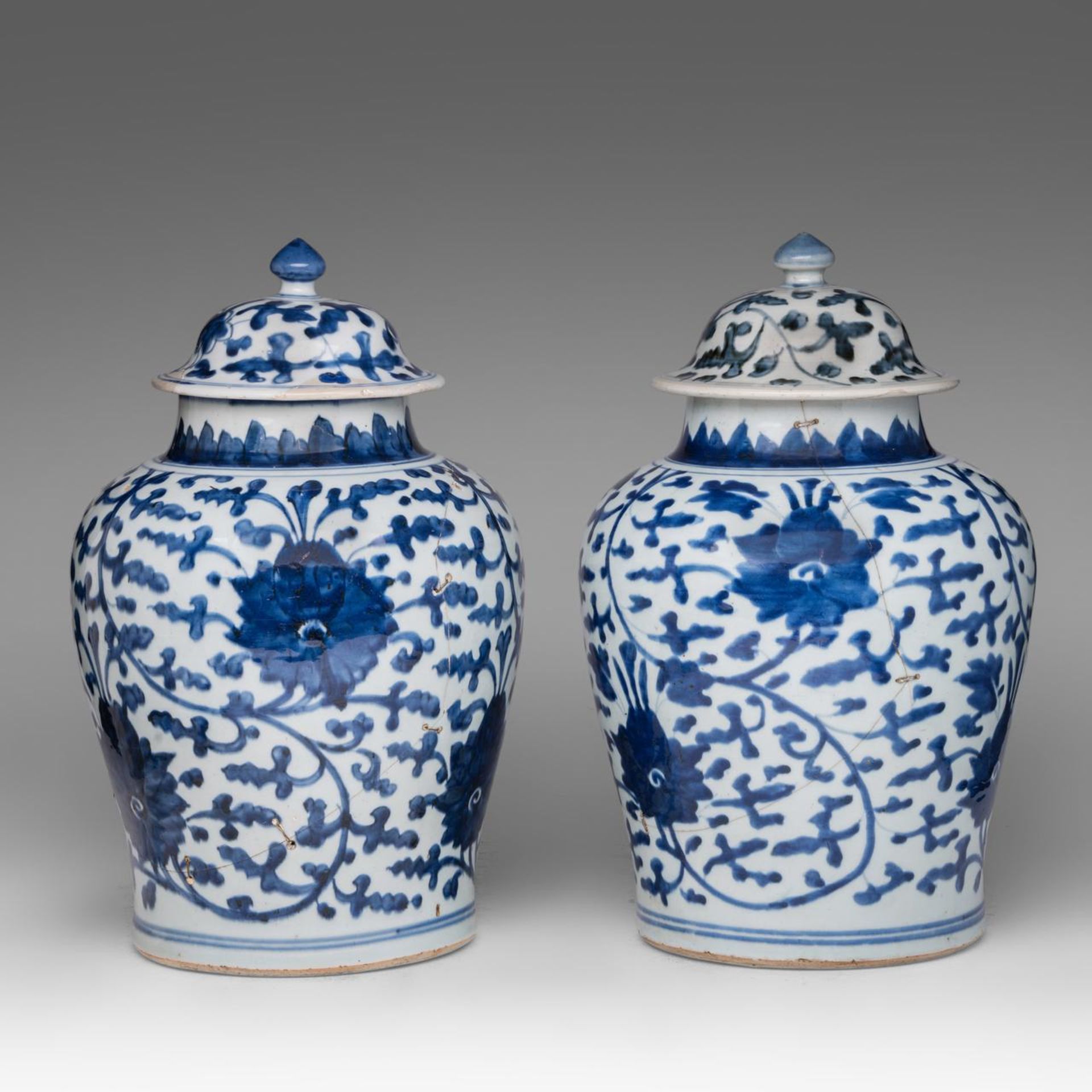 A pair of Chinese blue and white 'Scrolling Lotus' baluster vases and covers, early Qing, H 37 cm - Image 4 of 8