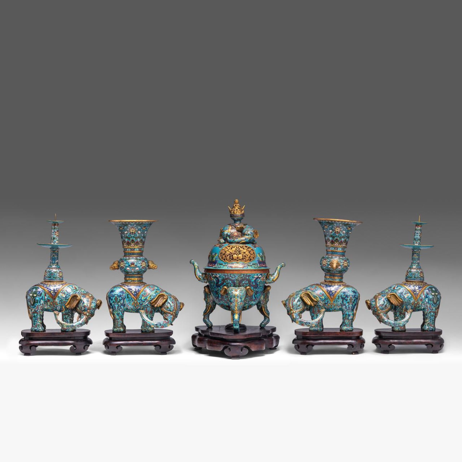 A Chinese five-piece semi-precious stone inlaid cloisonne garniture, late Qing, tallest H 57,5 - W 4 - Bild 2 aus 22