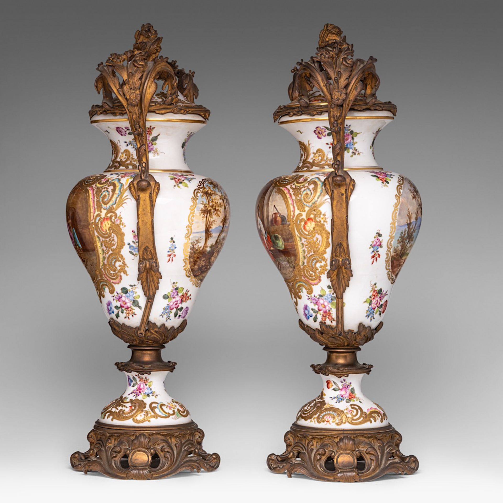 An imposing pair of Rococo Revival porcelain vases with hand-painted scenes after Jean-Baptiste Greu - Bild 2 aus 11