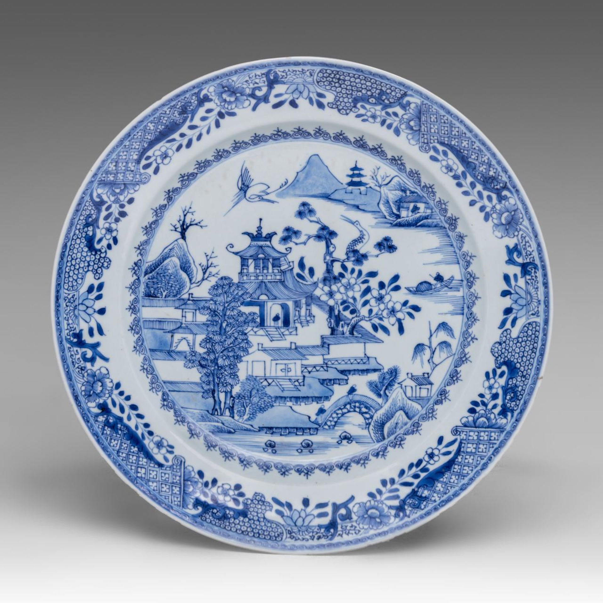 A collection of a Chinese famille rose and two blue and white export porcelain plates, 18thC, dia 27 - Bild 2 aus 9