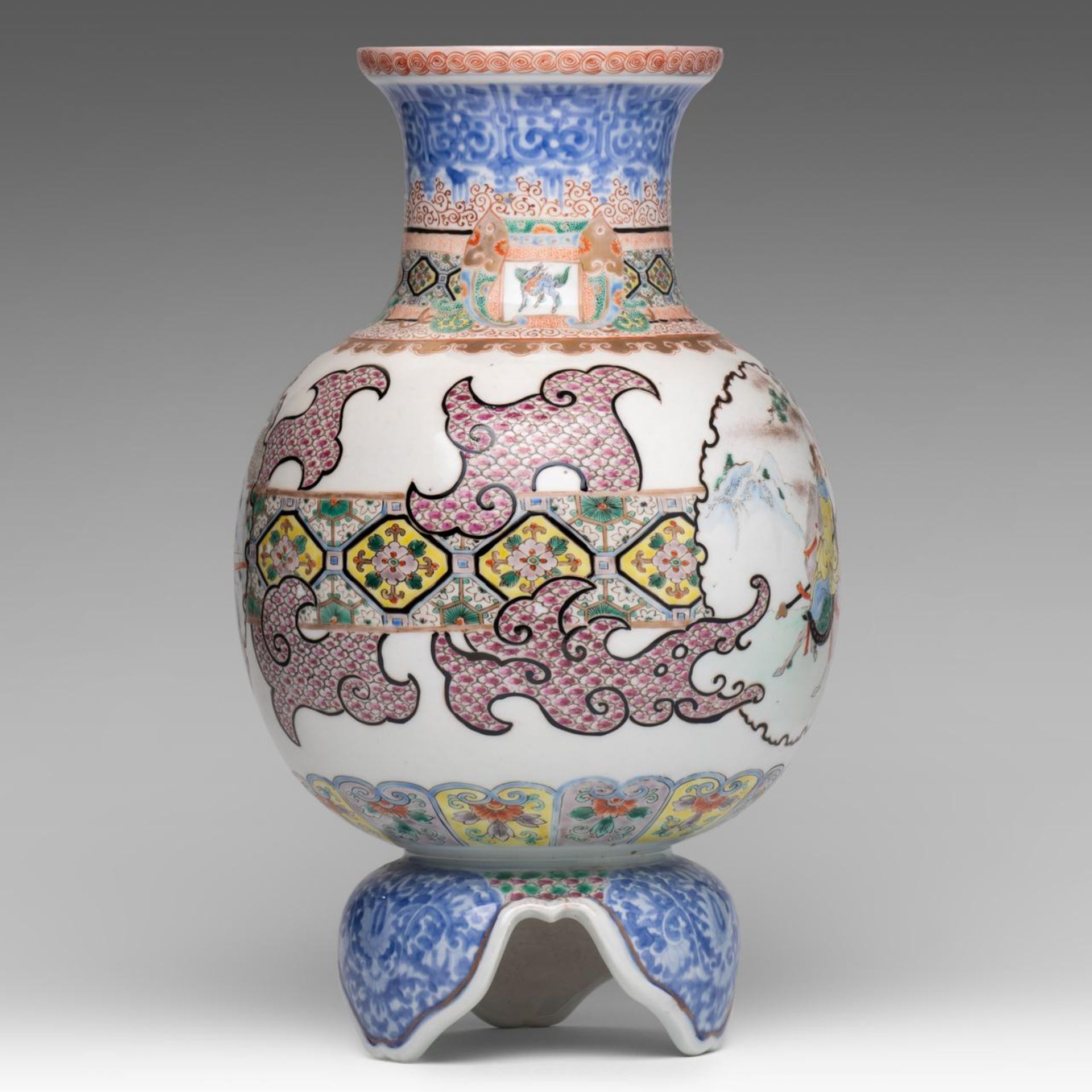 A Japanese Imari 'Figural' vase, raised on a tripod, late Meiji, Total H 34,5 cm - Bild 2 aus 6