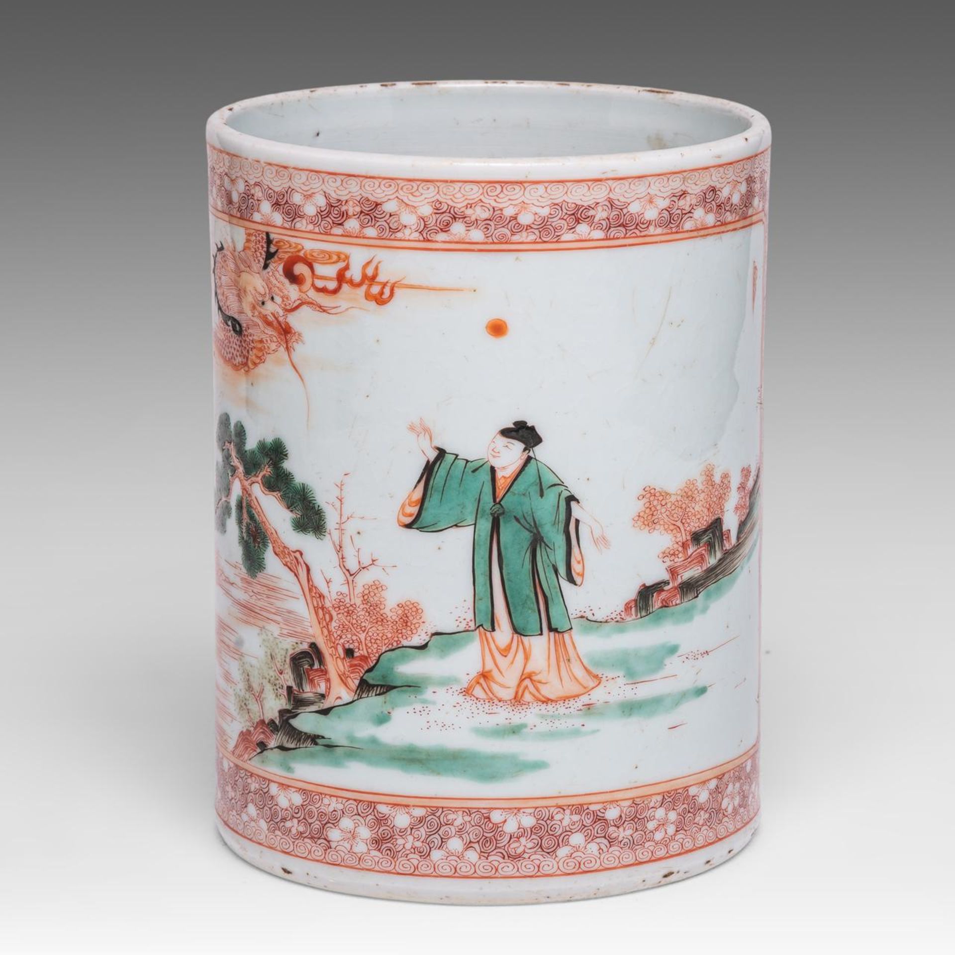 A Chinese Kangxi famille verte 'The Water Margin' brushpot, H 14,5 cm