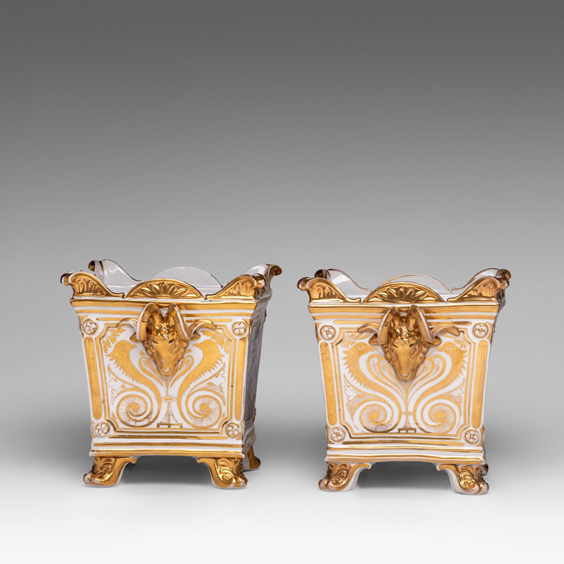 A pair of hand-painted and gilt-decorated porcelain jardinieres with landscapes and flowers, 19thC, - Bild 5 aus 7