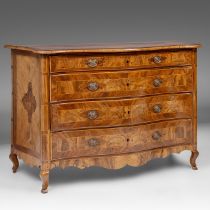 A fine Maltese serpentine commode, 18thC, H 106 - W 156 - D 70 cm