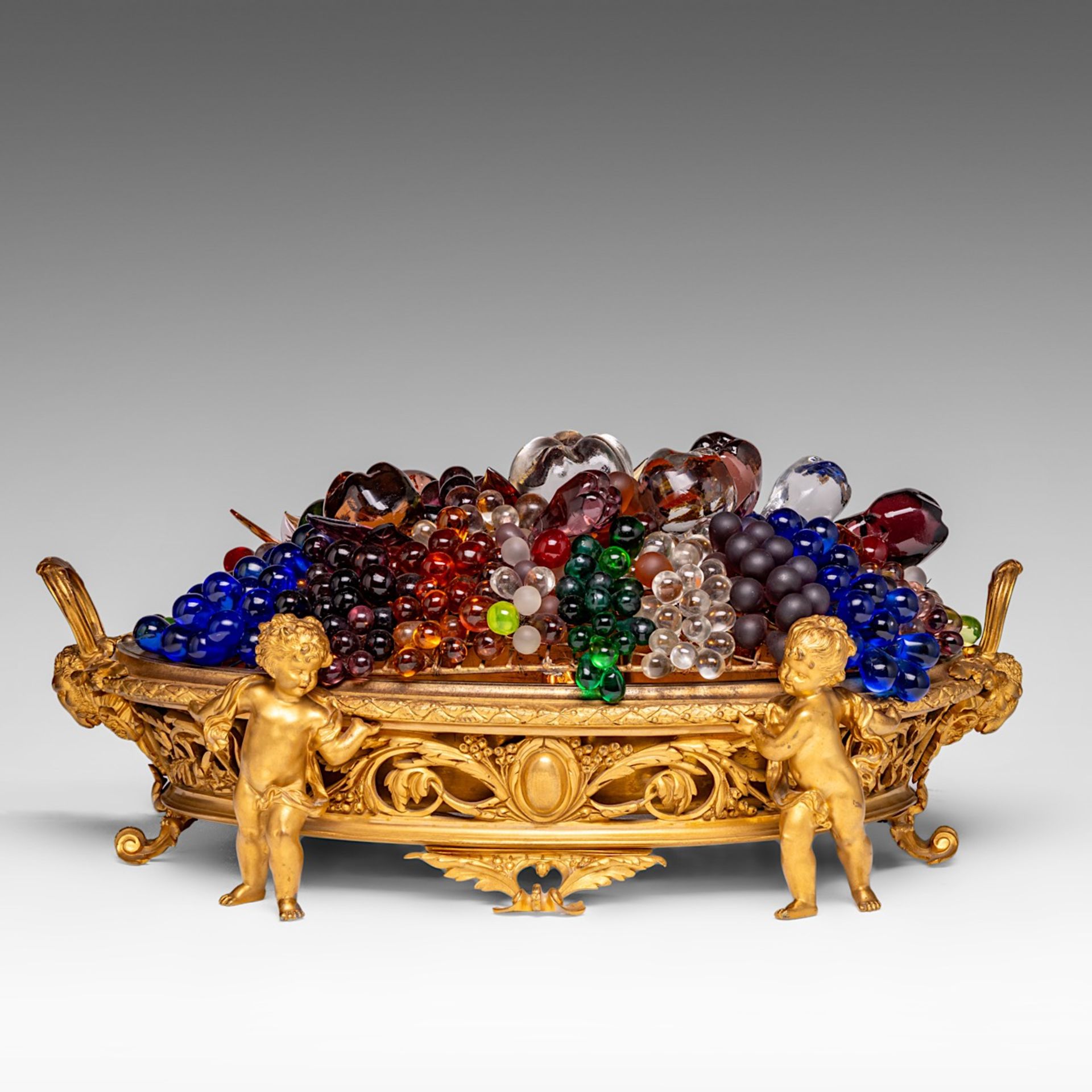 A Neoclassical gilt bronze and glass 'piece de milieu' fruit basket table lamp, ca. 1900, H 20 - W 4 - Image 9 of 16