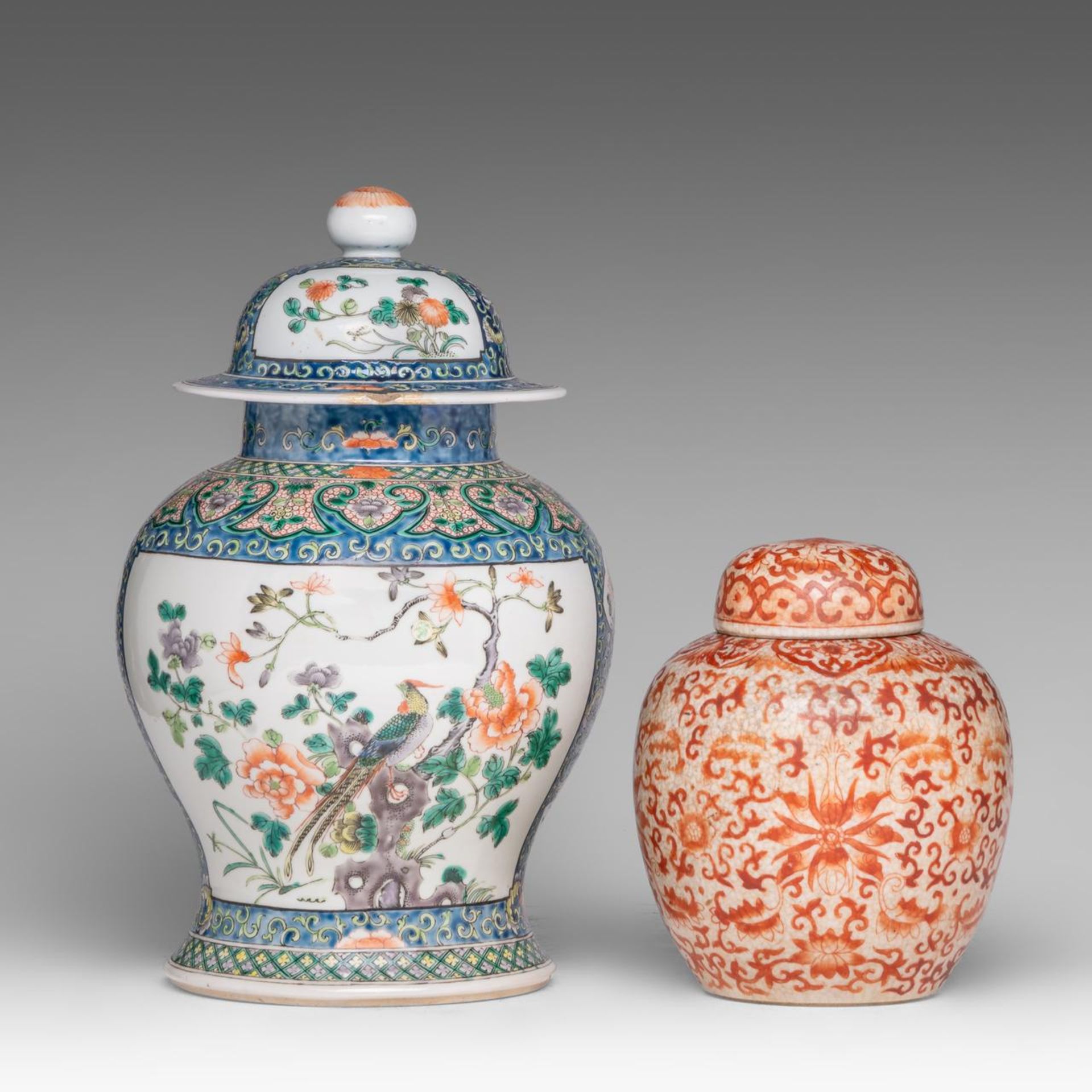 A Chinese famille verte 'Birds in a garden' baluster vase and cover, late 19thC, H 36 cm - and a iro - Bild 3 aus 7