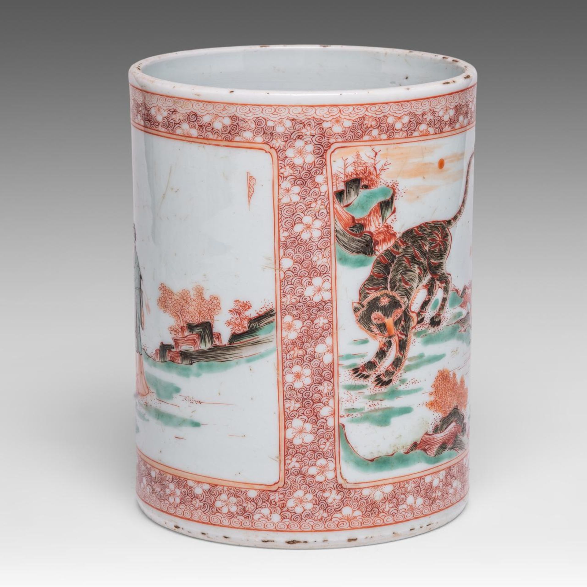 A Chinese Kangxi famille verte 'The Water Margin' brushpot, H 14,5 cm - Image 2 of 6