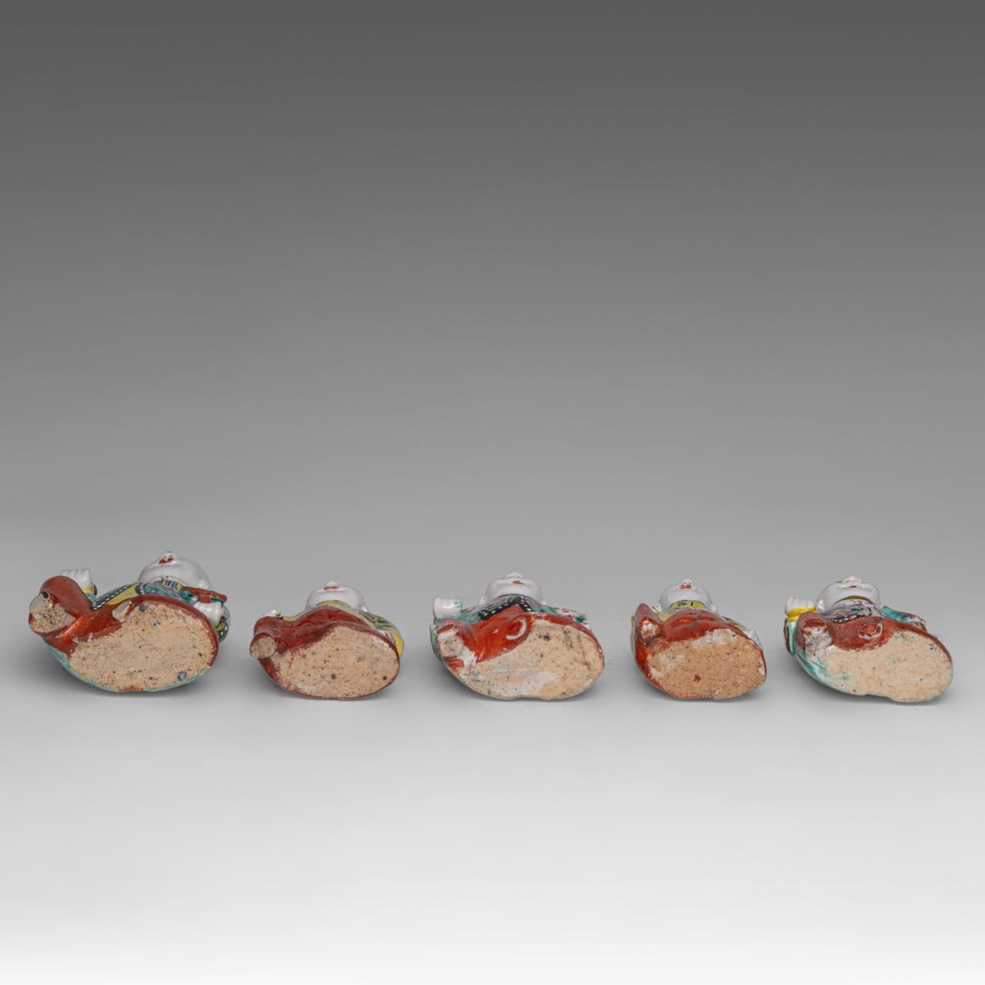 Five Chinese famille rose enamelled export figures, Jiaqing period, tallest H 17,5 cm - Image 6 of 7