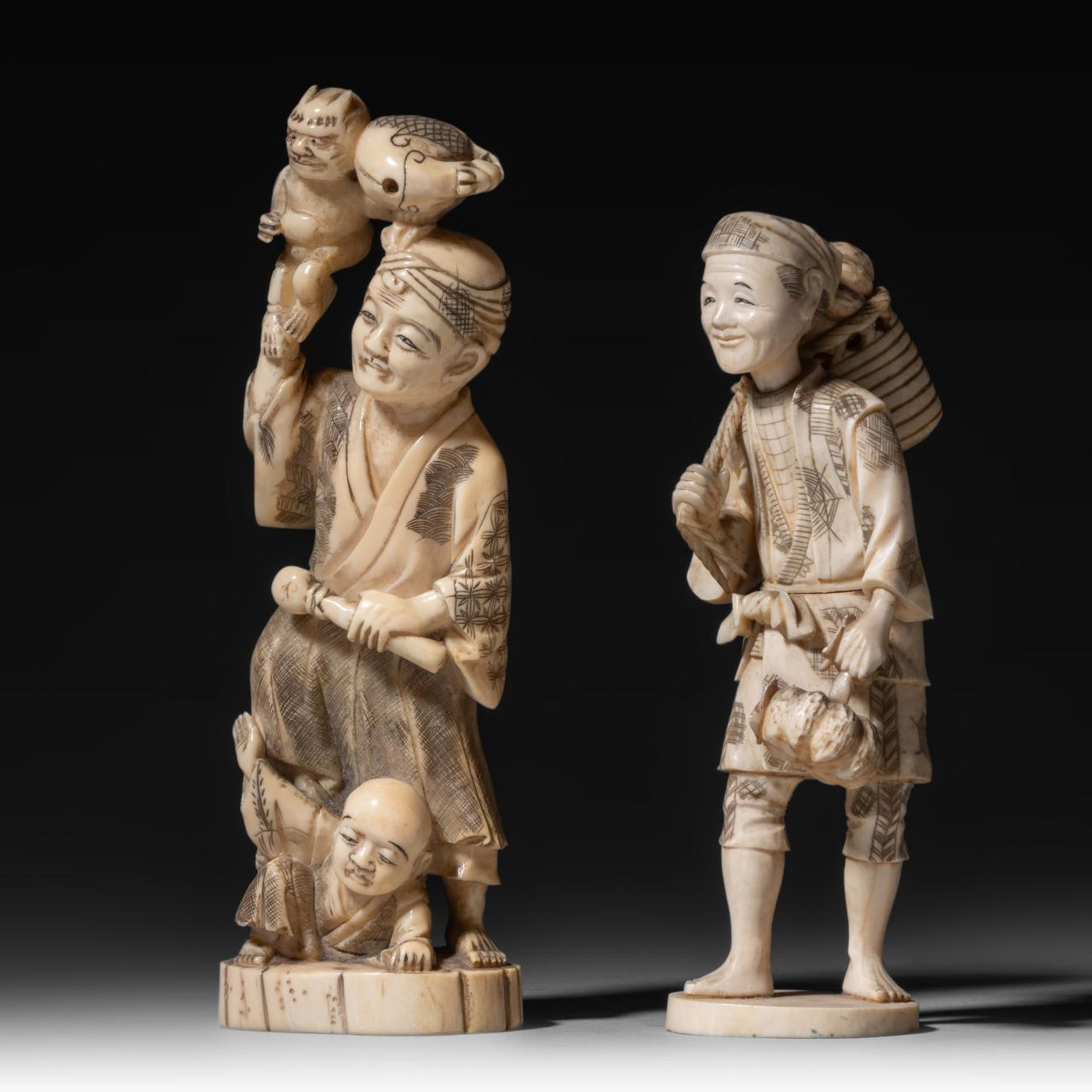 Two Japanese walrus ivory figures, Taisho, H 21,4 - 18,5 cm / 528 - 314 g - Image 2 of 9